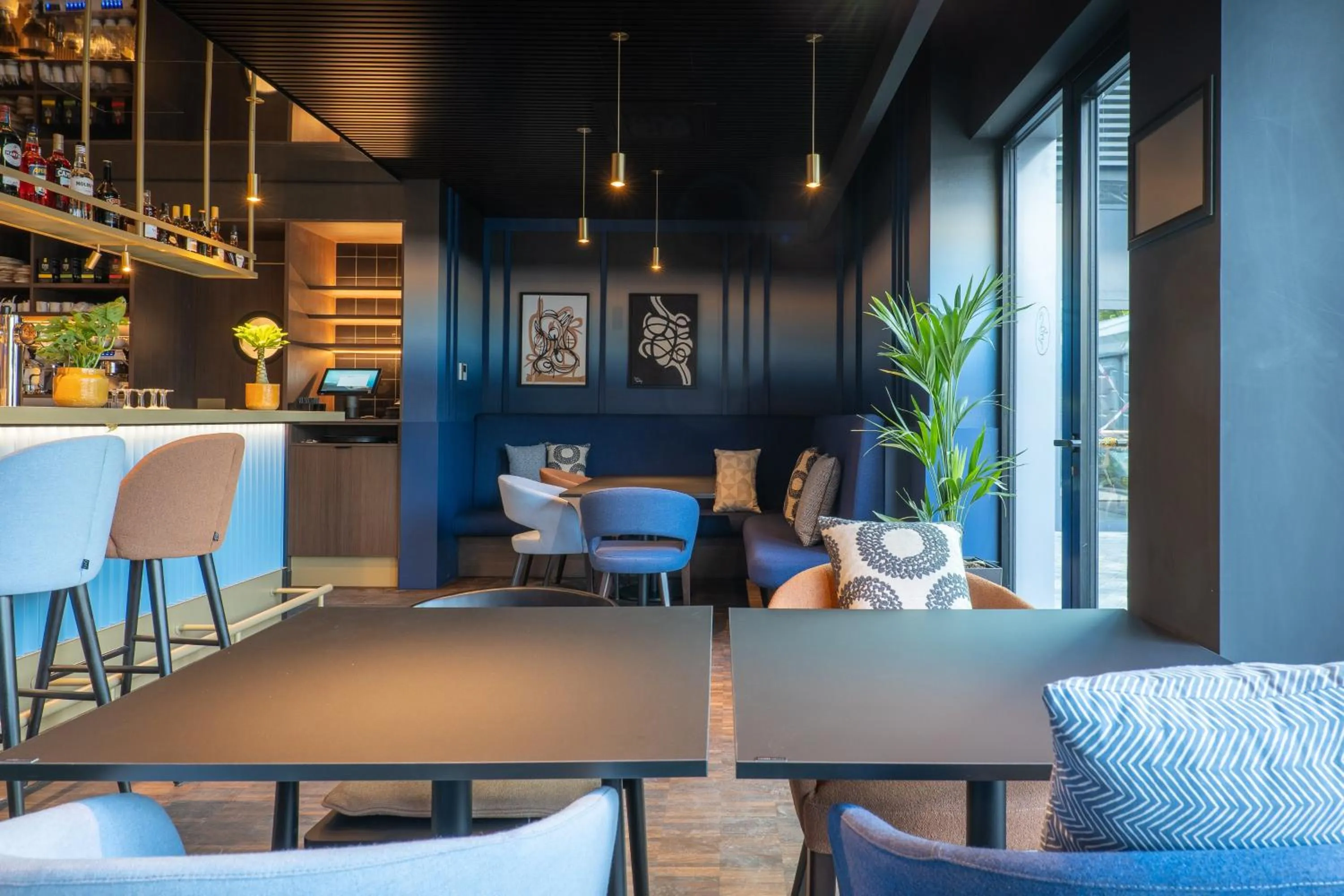 Lounge or bar in voco Brussels City North by IHG