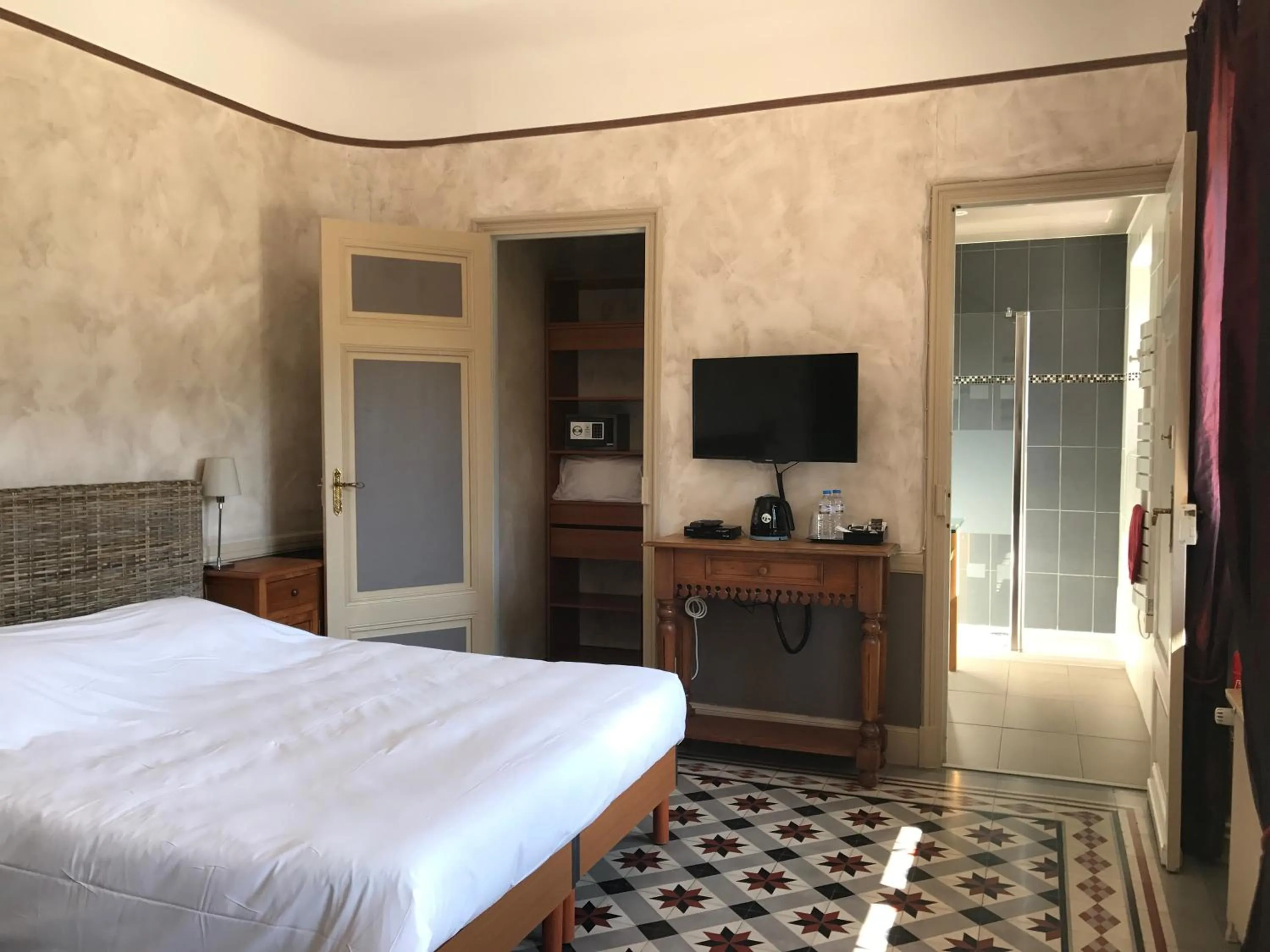 Shower, Bed in La Villa du Parc