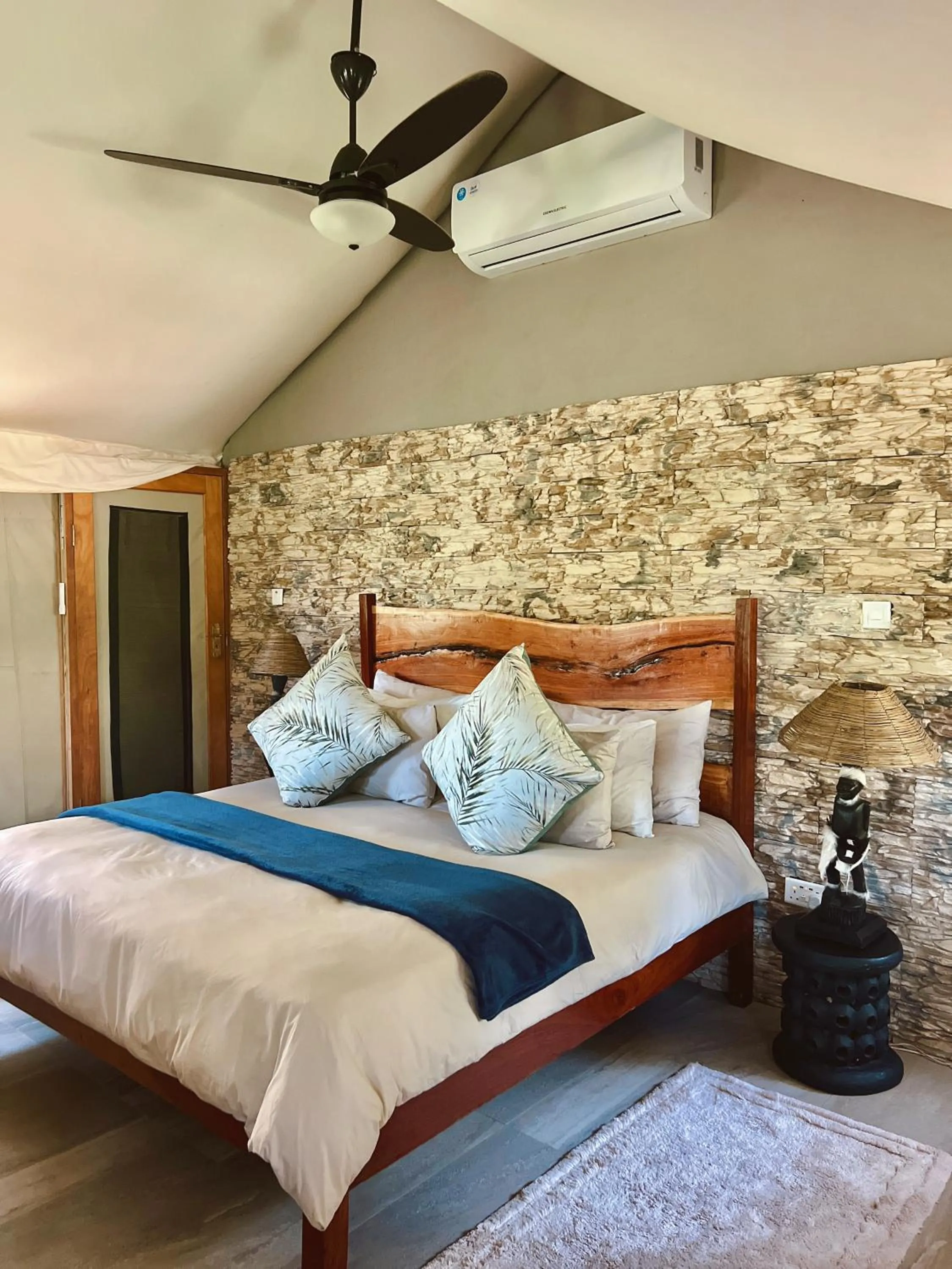 Bed in Maramba River Lodge