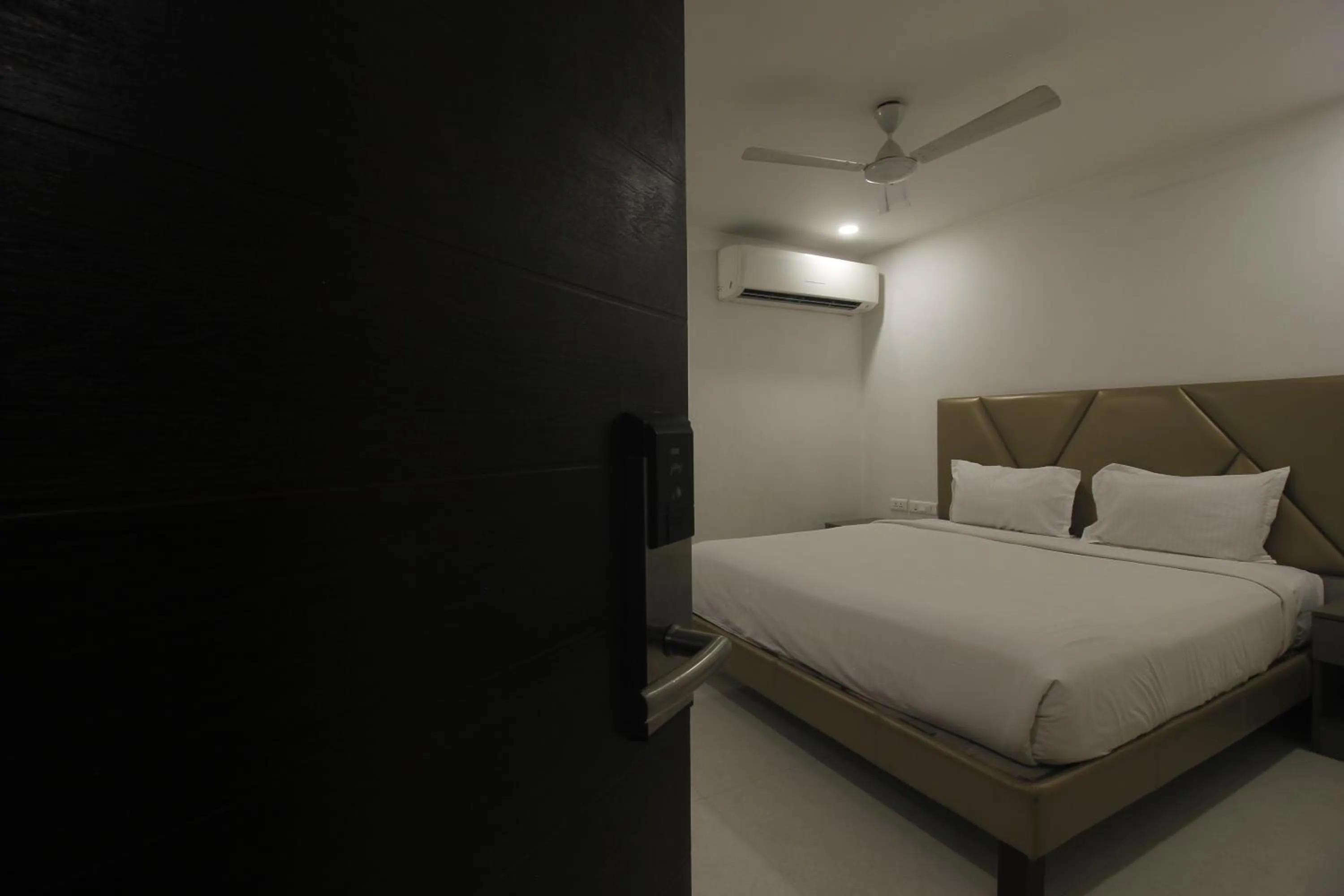 Bedroom, Bed in Hotel SSR GRAND