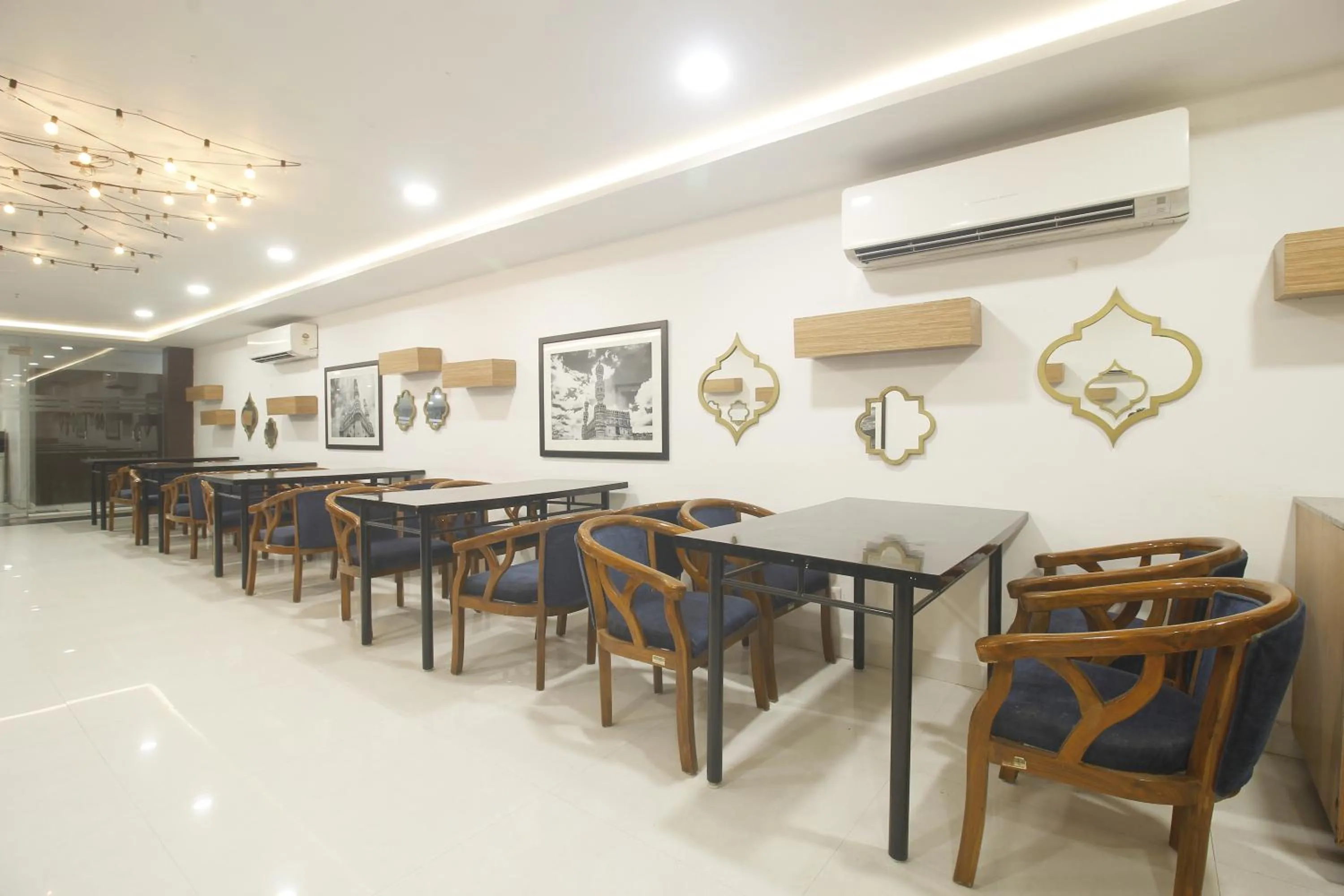 Restaurant/places to eat in Hotel SSR GRAND