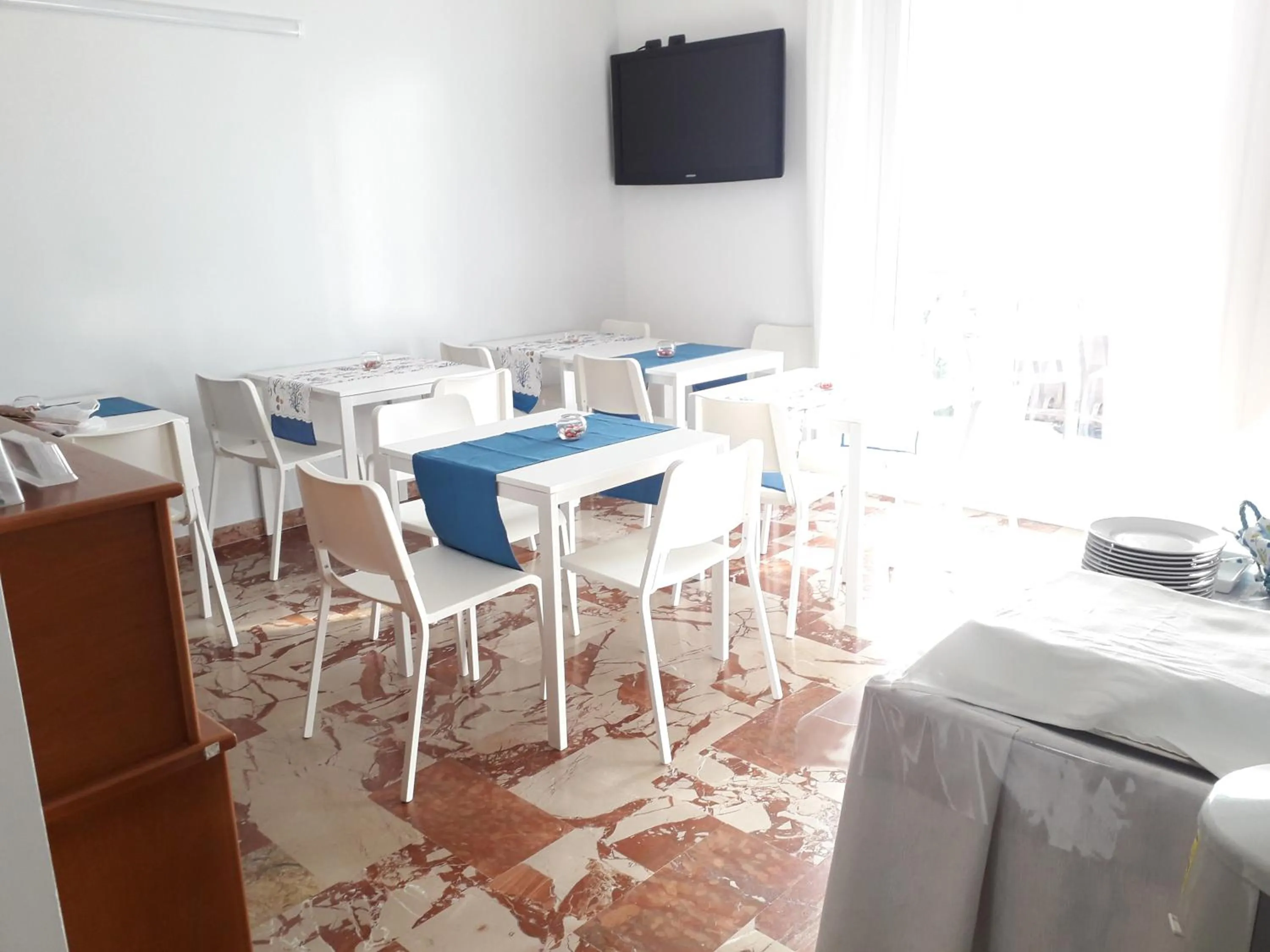 Communal lounge/ TV room in B&B L'Isola