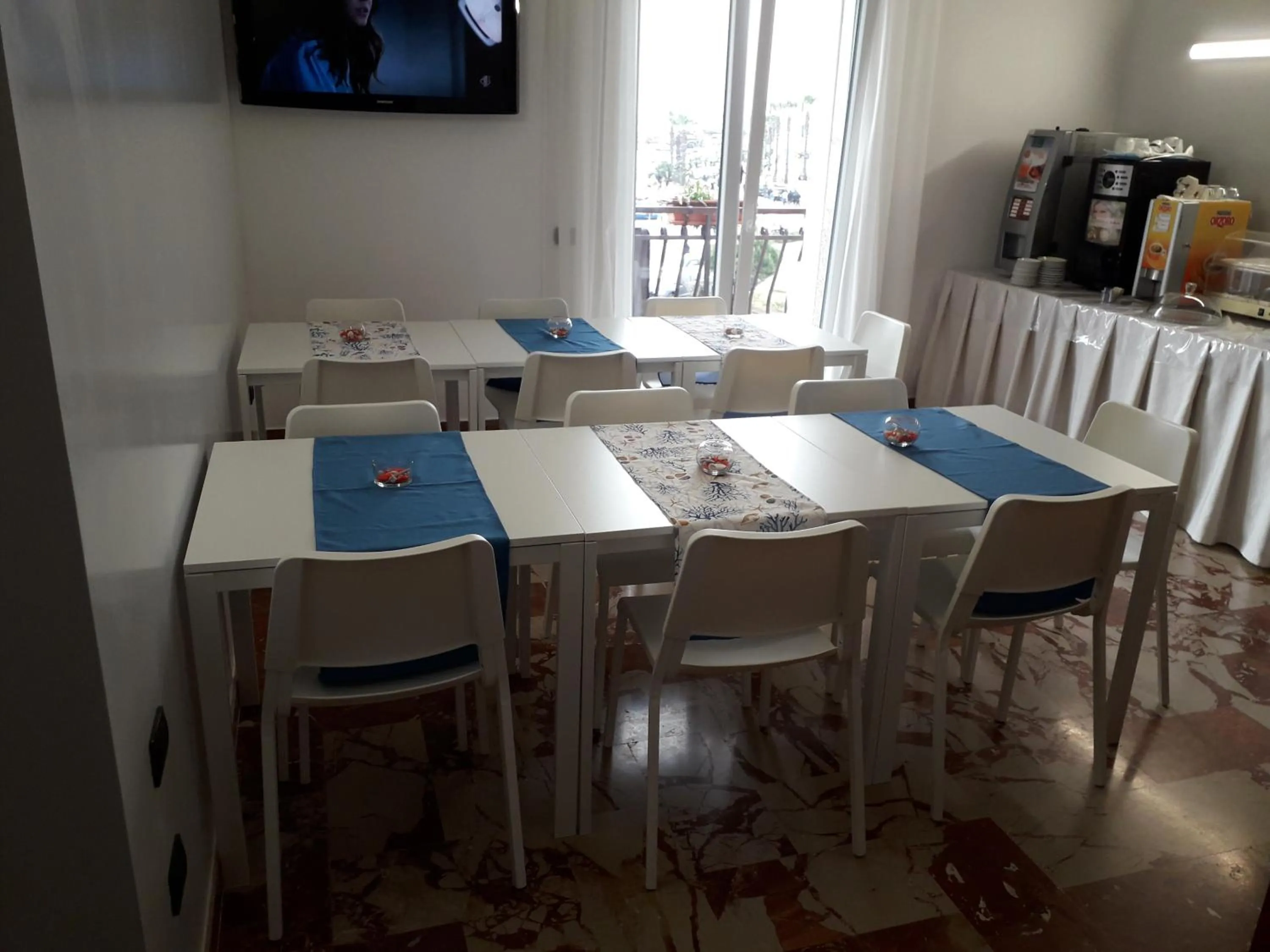 Communal lounge/ TV room in B&B L'Isola