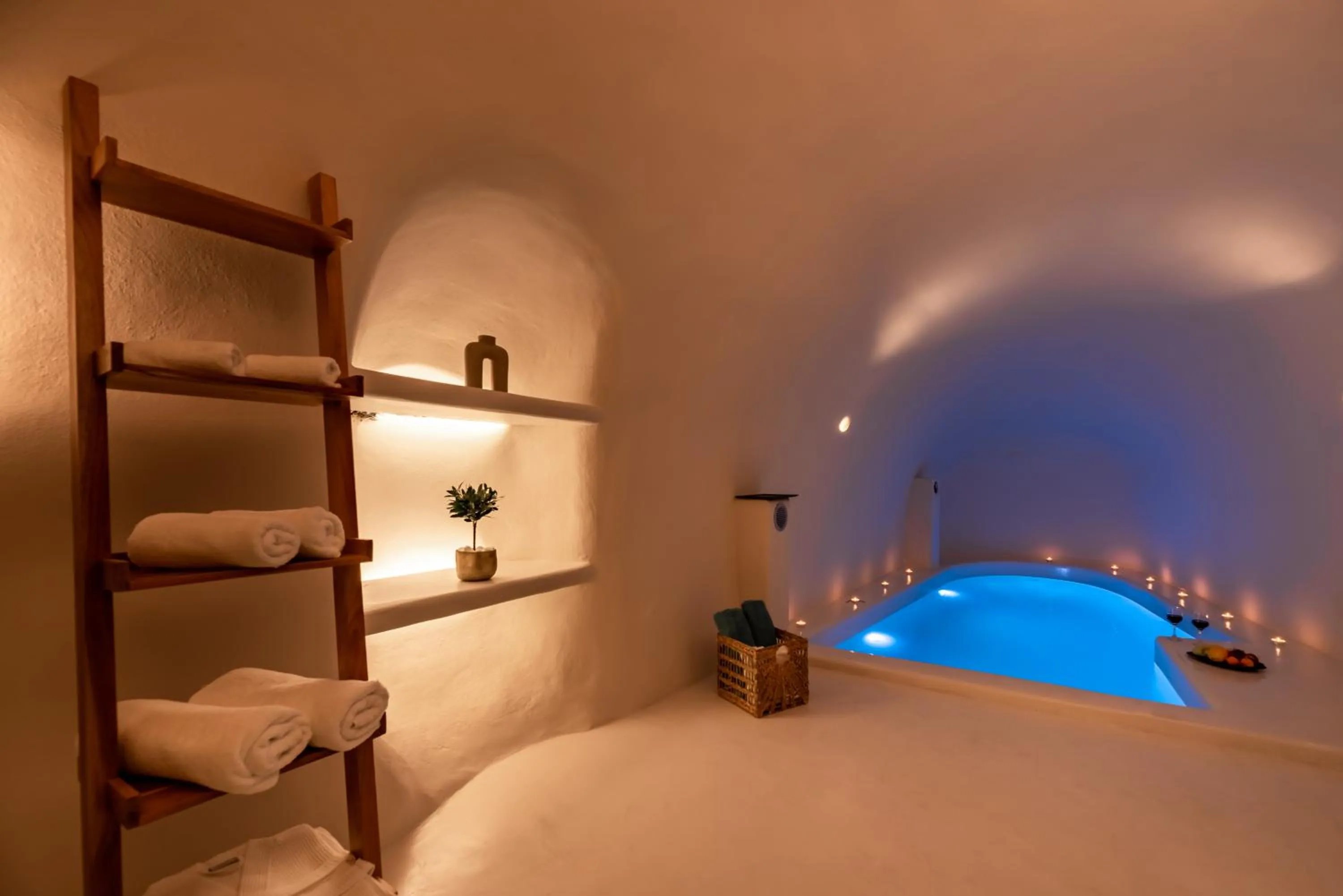 Hot Tub, Bed in Twenty One Suites