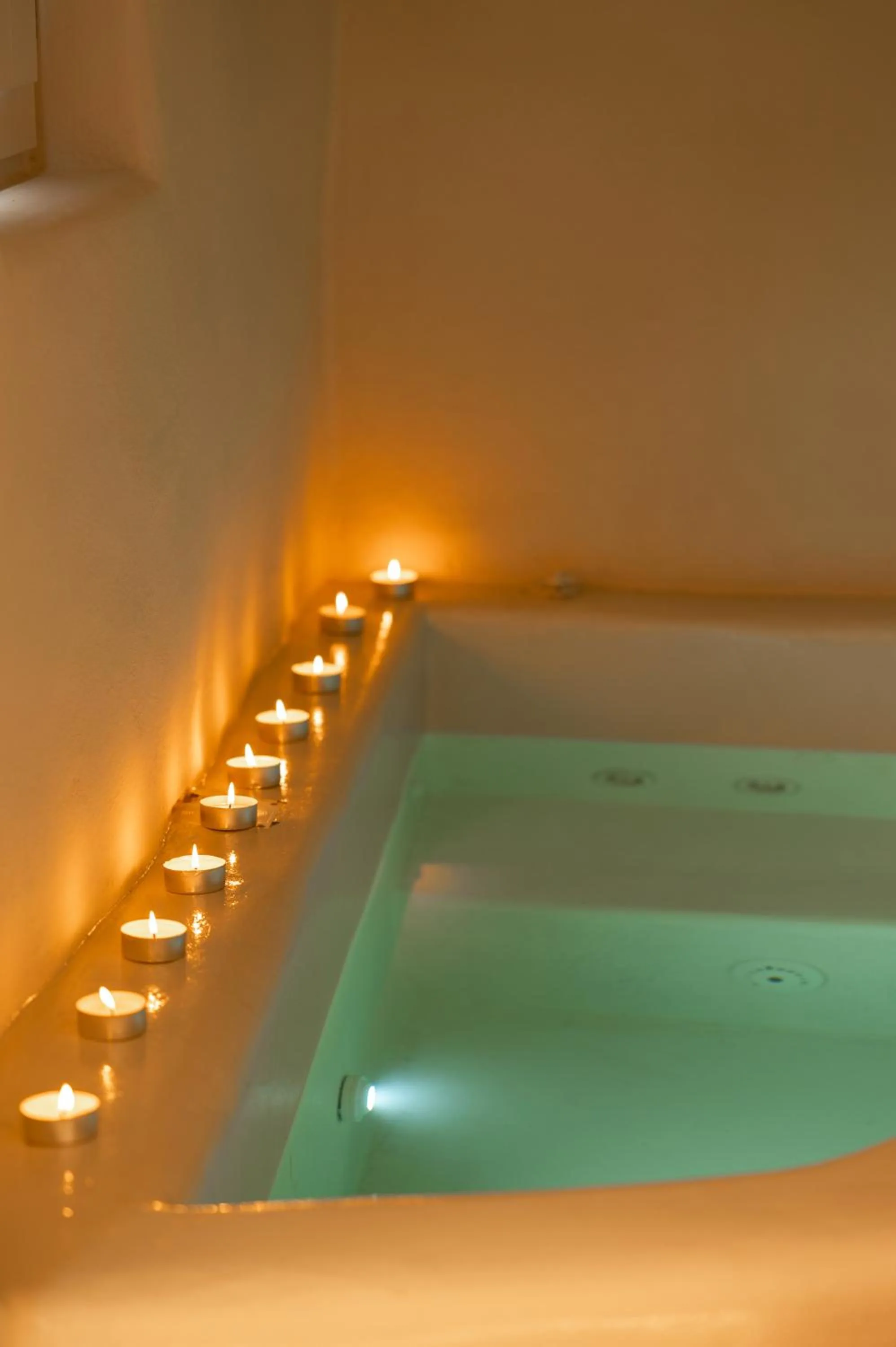 Hot Tub in Twenty One Suites