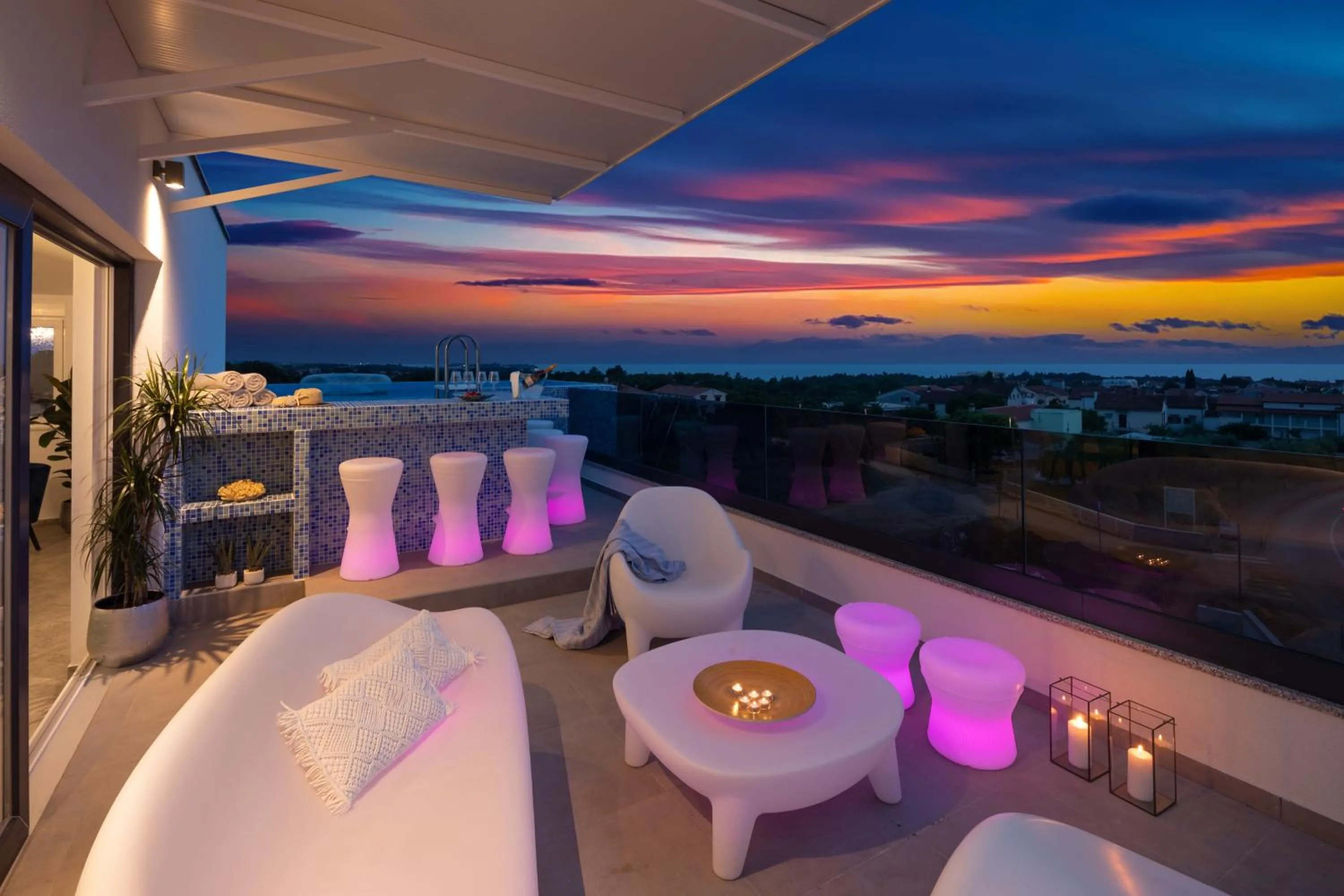 Penthouse Blue Horizon- a luxury penthouse with infinity pool, hot tub, sauna and sea views!