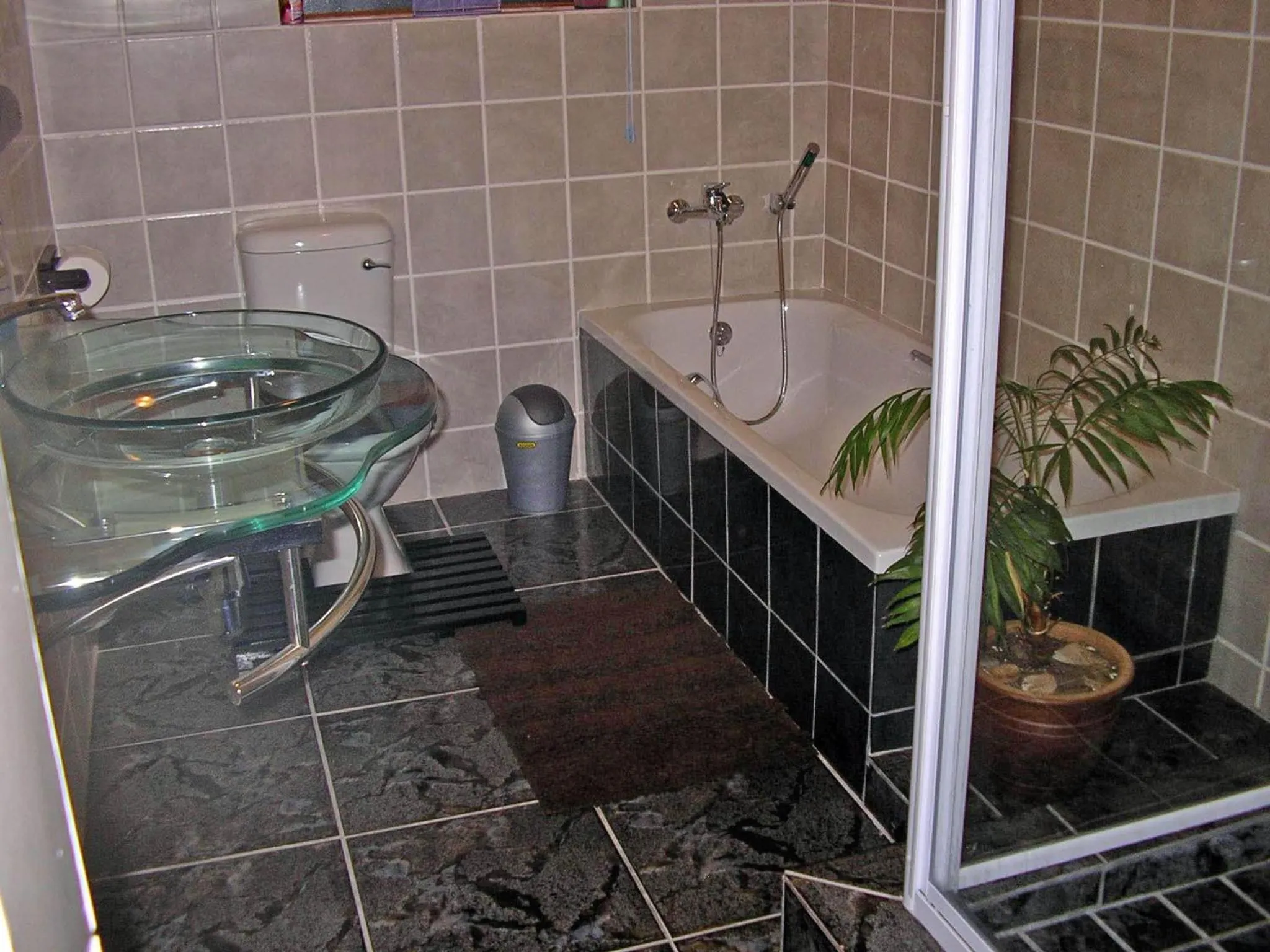 Bathroom in Little Lotta Cottage