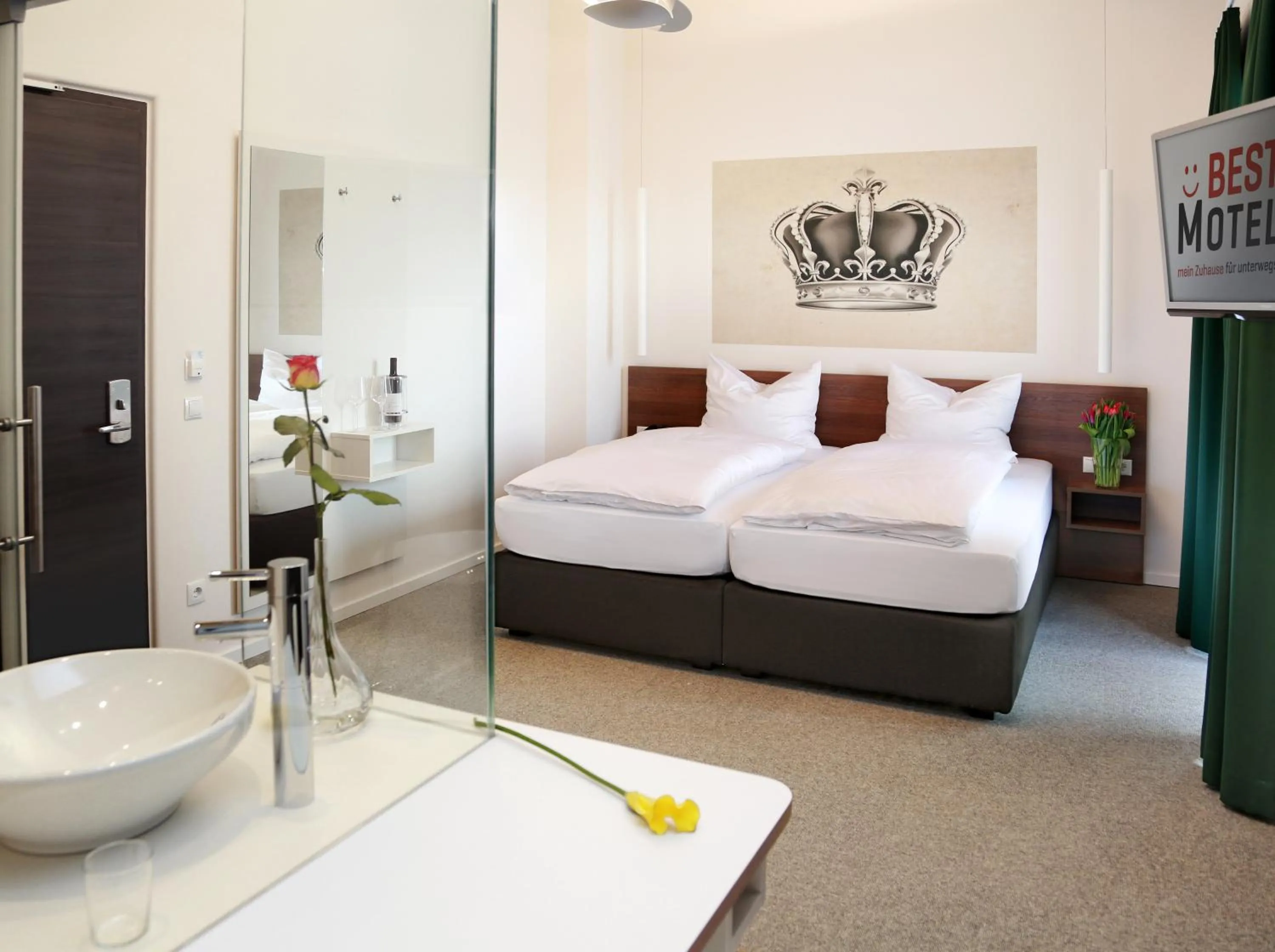 Photo of the whole room, Bed in Best Motel