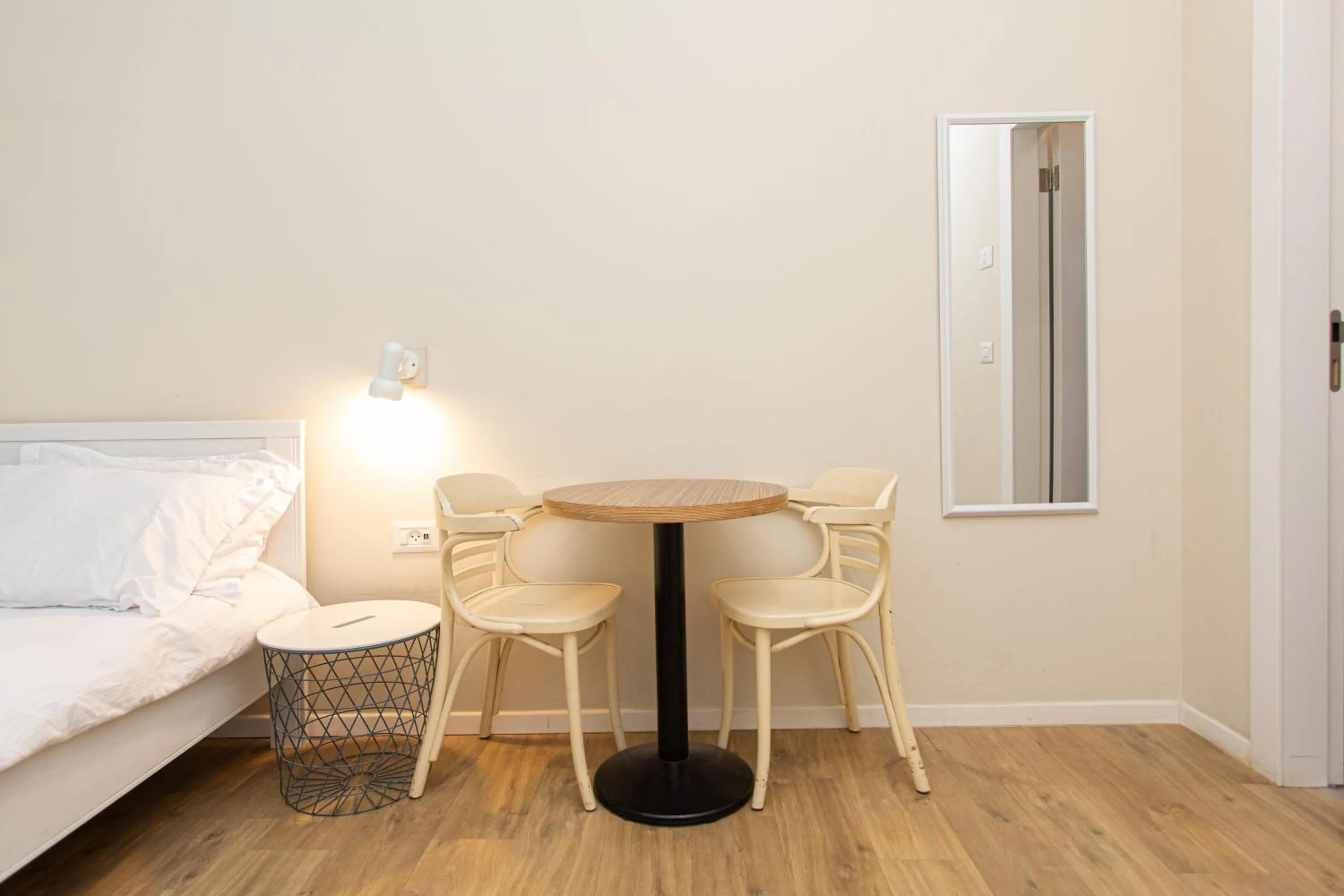 Dining area, Bed in Hanasi 129 - Boutique Apartments