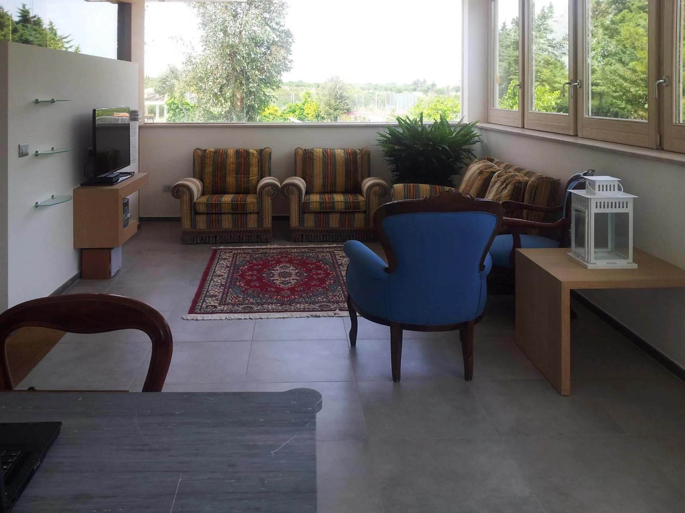 Communal lounge/ TV room in Alfieri Cottage