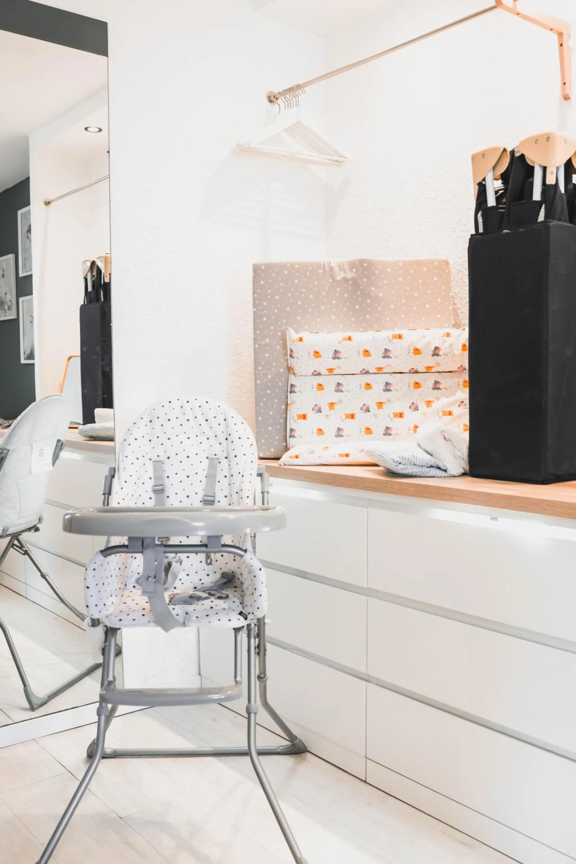 children in T3- un Oasis rénové et climatisé au centre de LGM