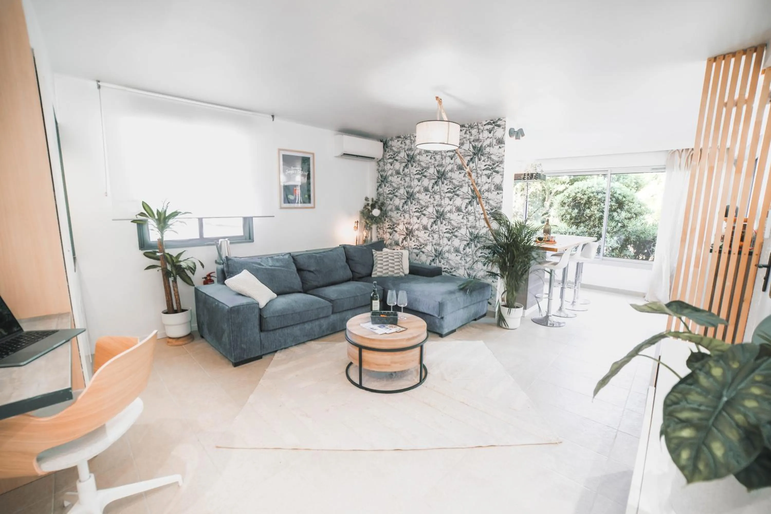 Living room in T3- un Oasis rénové et climatisé au centre de LGM