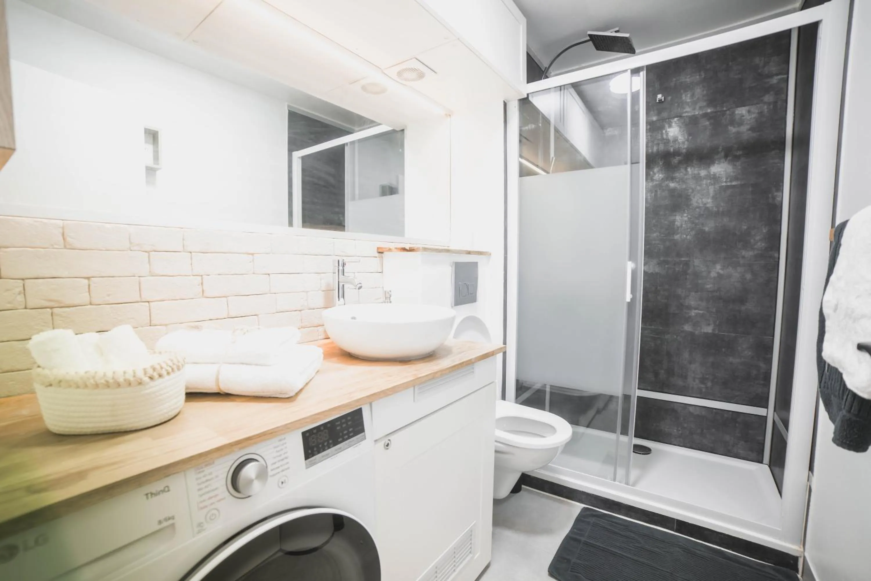 Shower in T3- un Oasis rénové et climatisé au centre de LGM