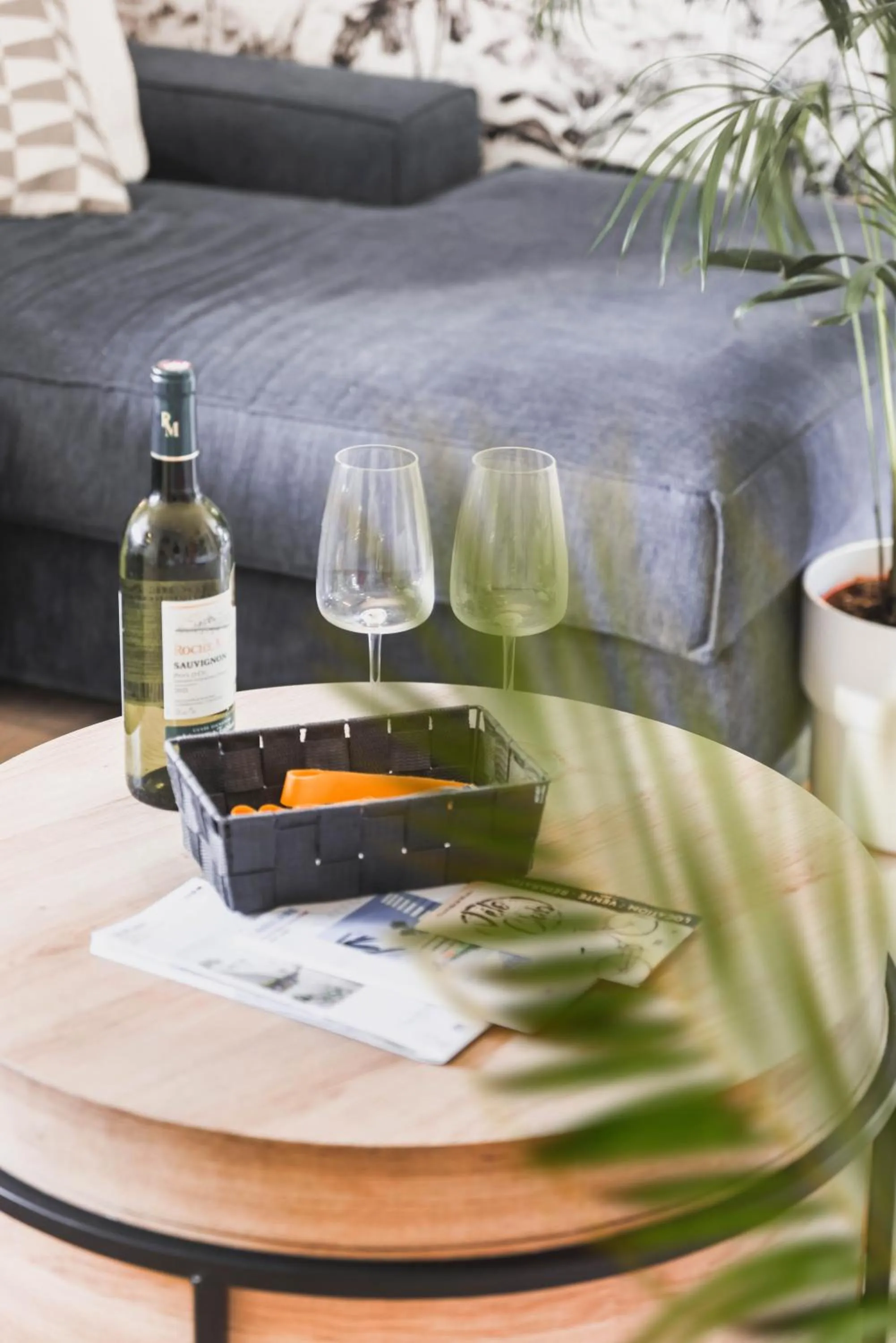 Living room in T3- un Oasis rénové et climatisé au centre de LGM