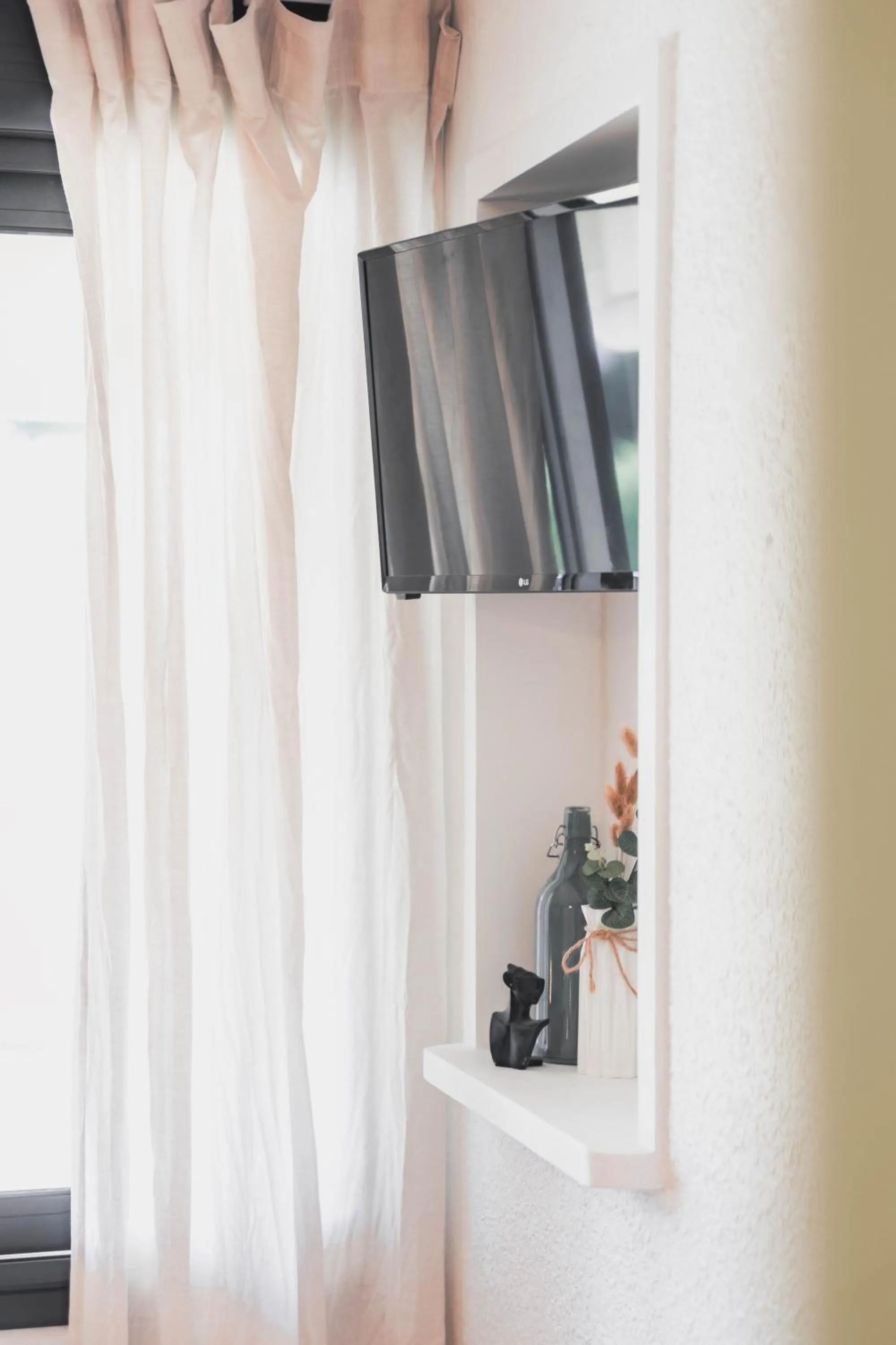 TV and multimedia in T3- un Oasis rénové et climatisé au centre de LGM