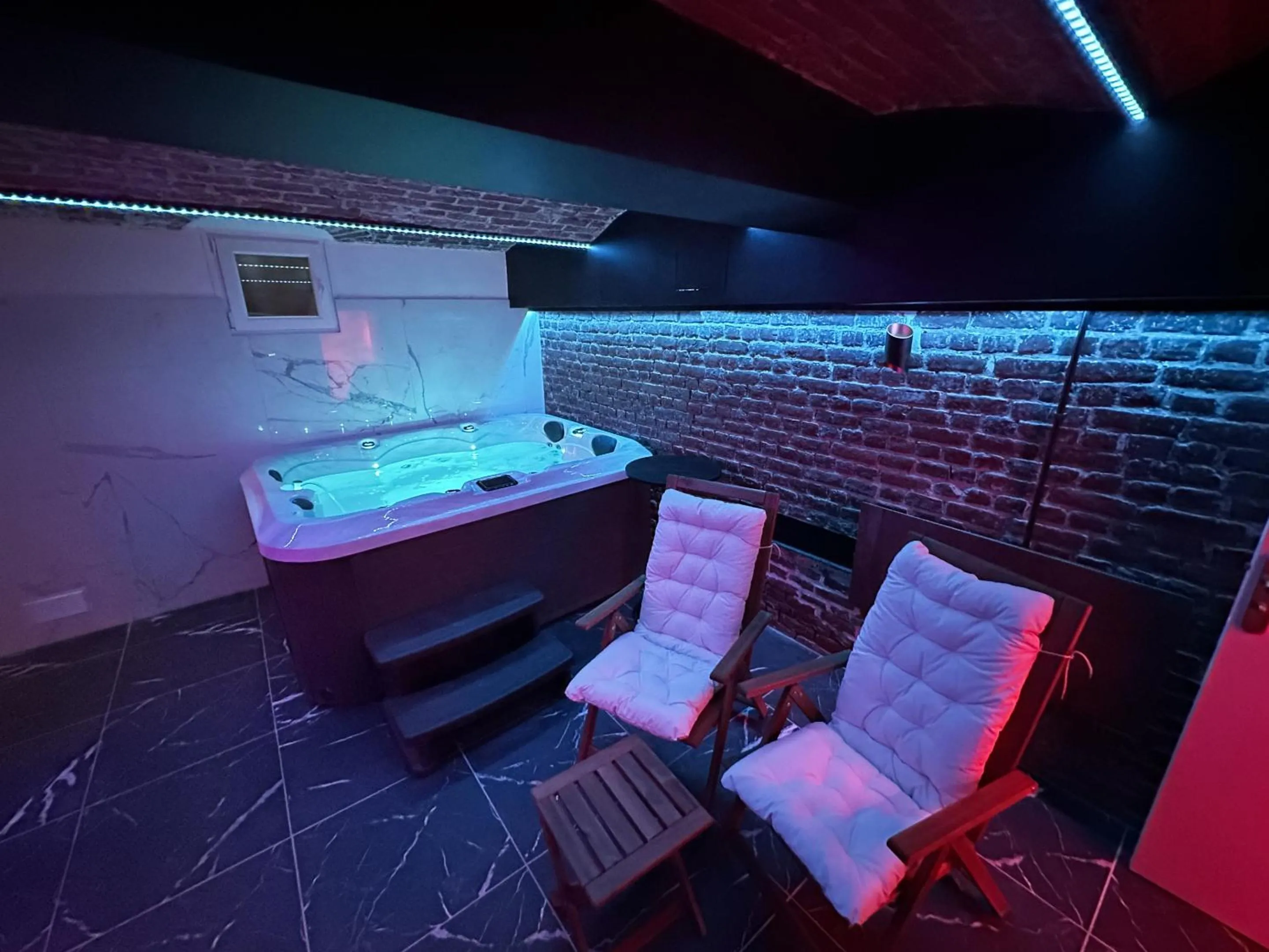 Hot Tub in Le Bijou - Appartement, Sauna et Jacuzzi - Lille