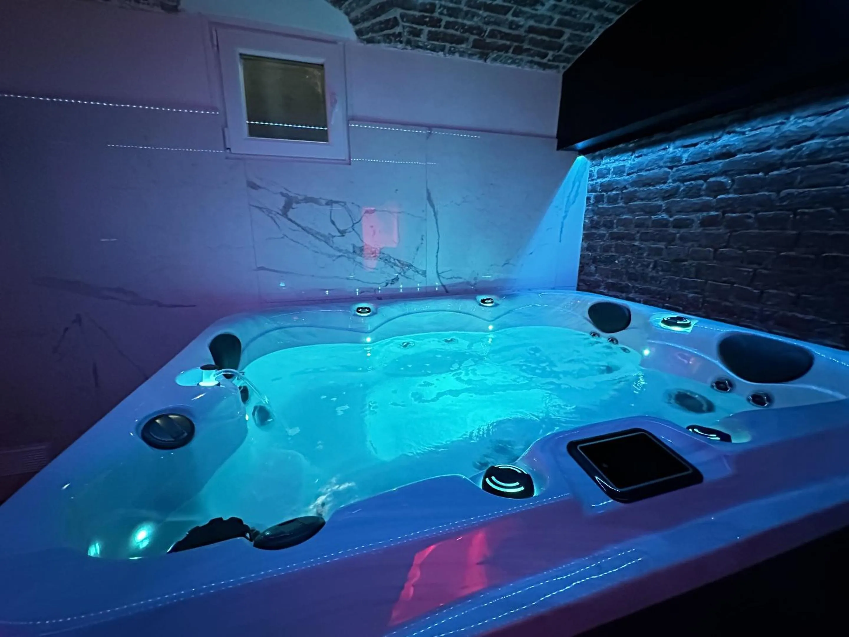 Hot Tub in Le Bijou - Appartement, Sauna et Jacuzzi - Lille