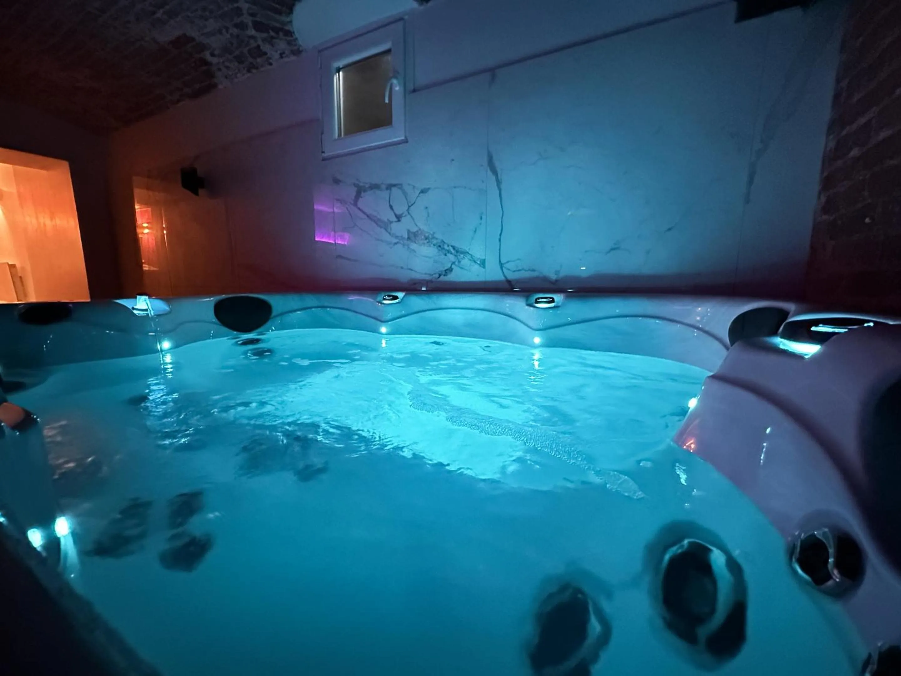 Hot Tub in Le Bijou - Appartement, Sauna et Jacuzzi - Lille