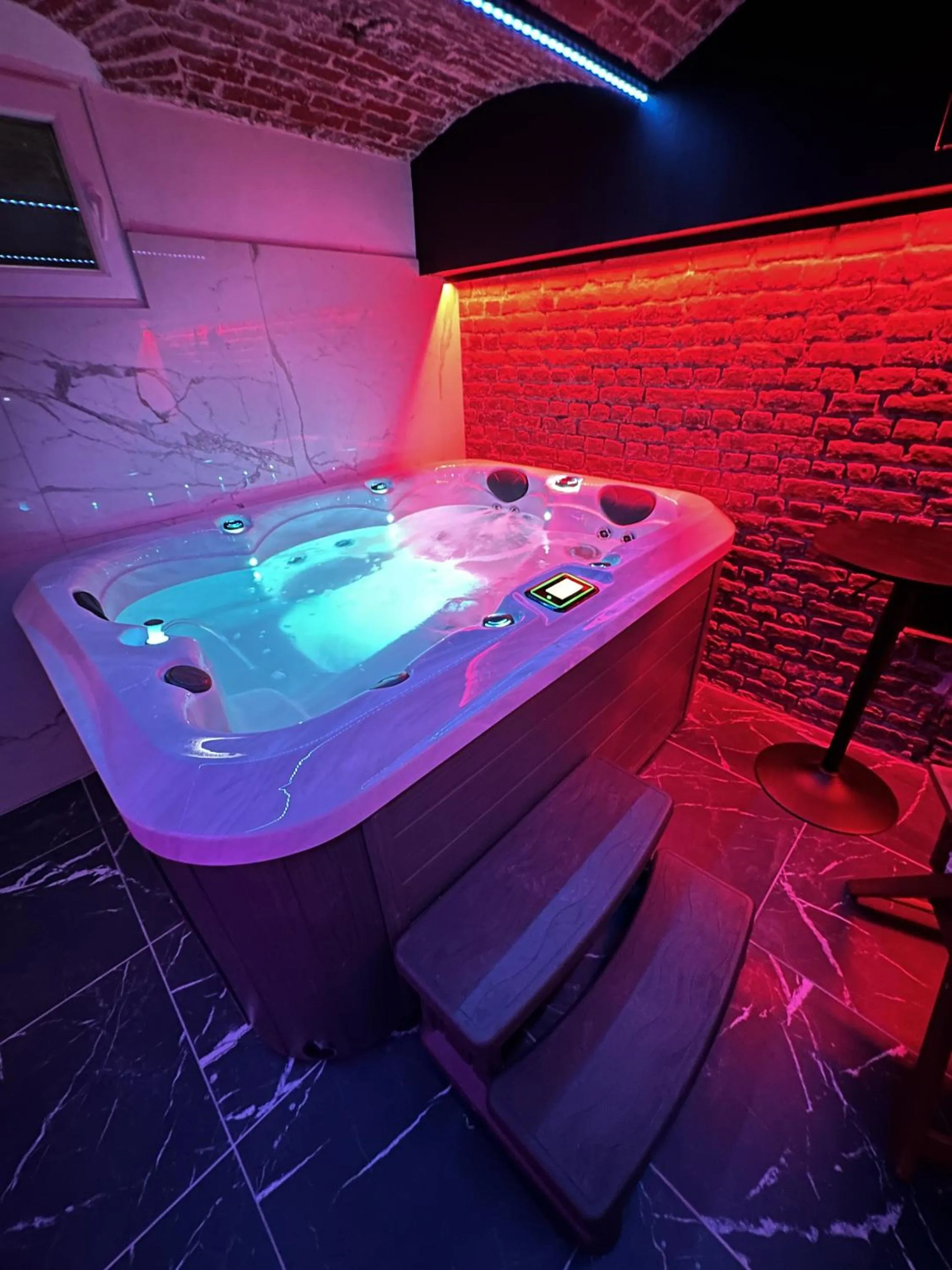 Hot Tub in Le Bijou - Appartement, Sauna et Jacuzzi - Lille