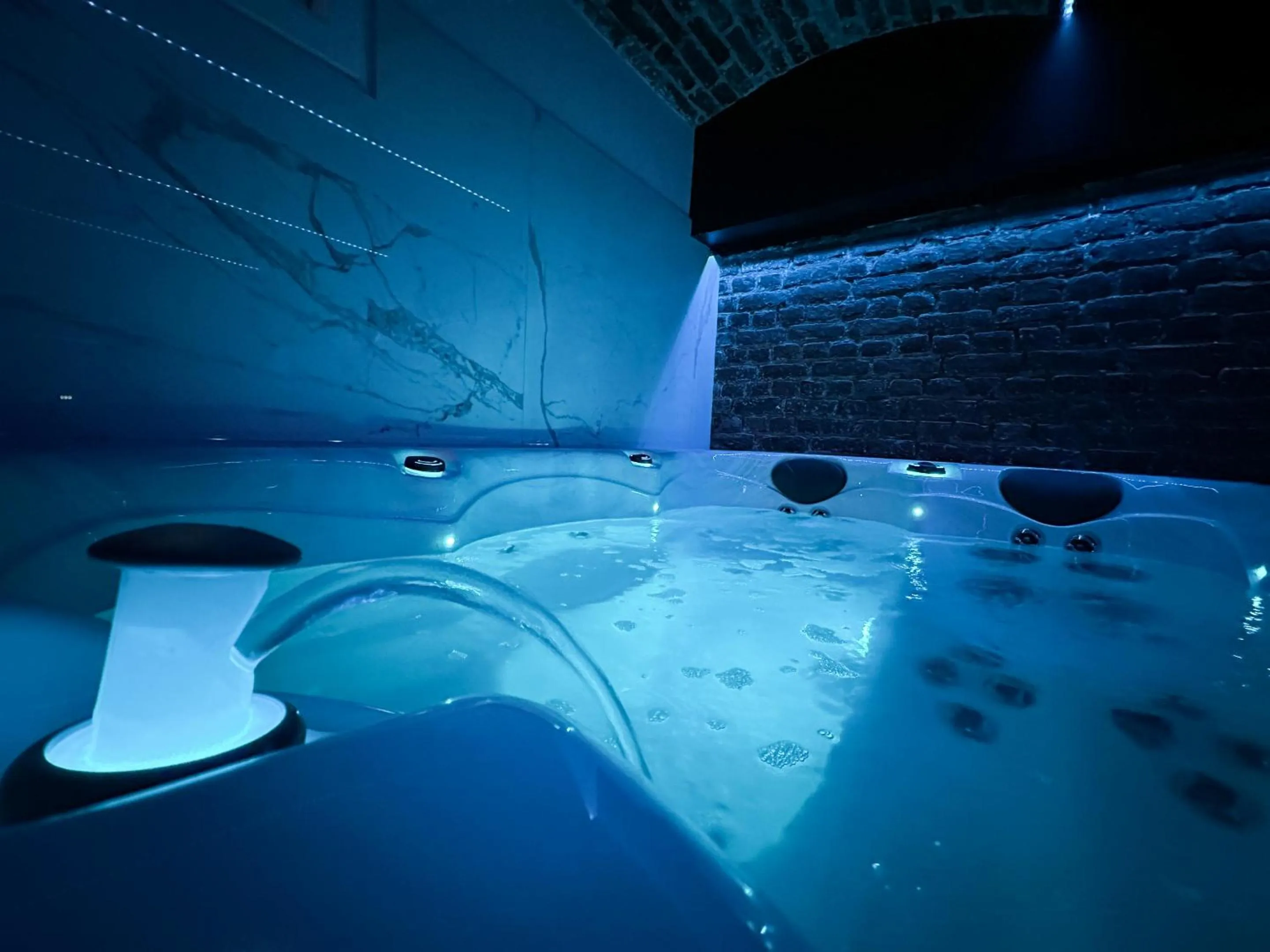 Hot Tub in Le Bijou - Appartement, Sauna et Jacuzzi - Lille