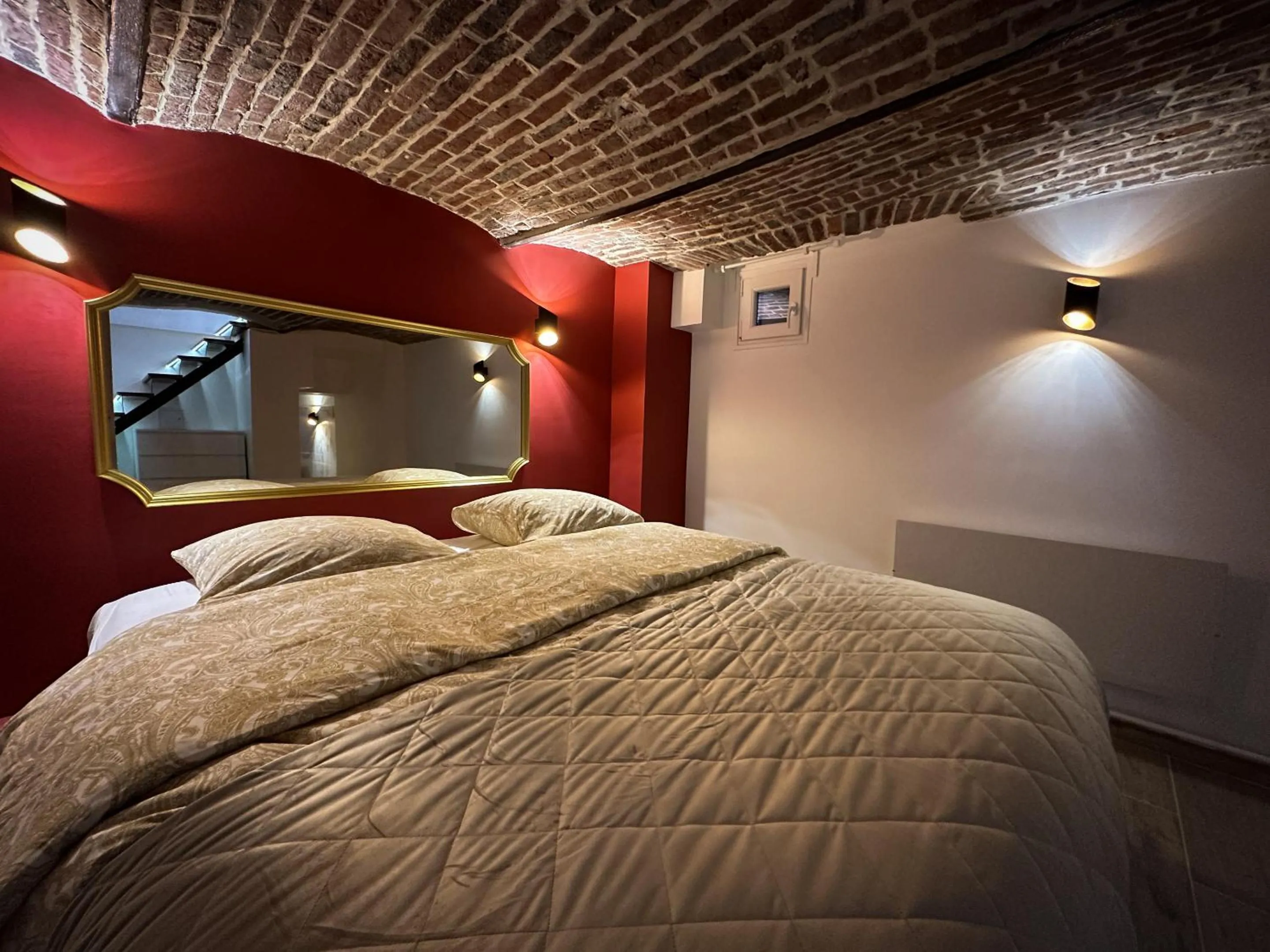 Bedroom, Bed in Le Bijou - Appartement, Sauna et Jacuzzi - Lille