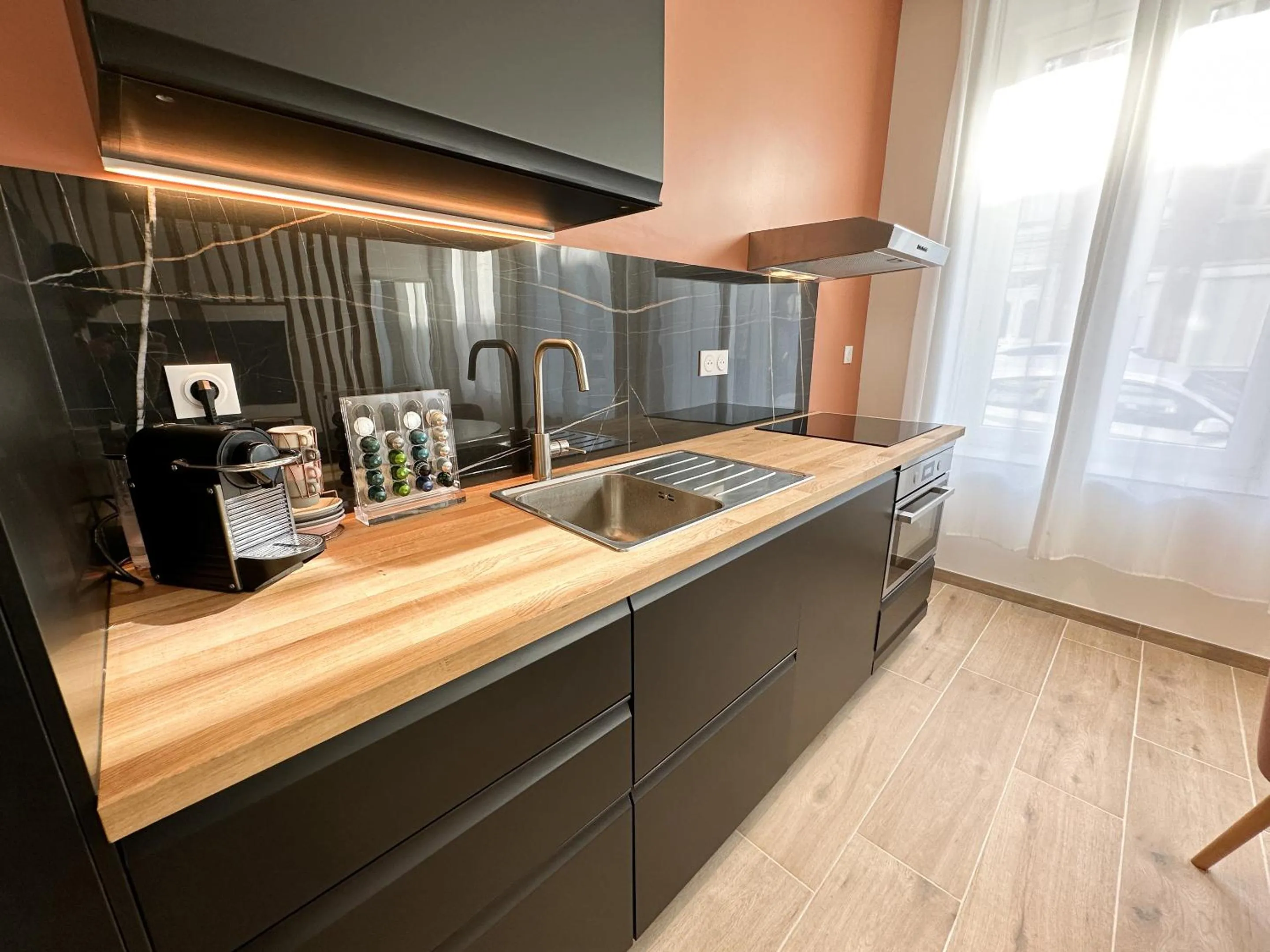 Kitchen or kitchenette in Le Bijou - Appartement, Sauna et Jacuzzi - Lille