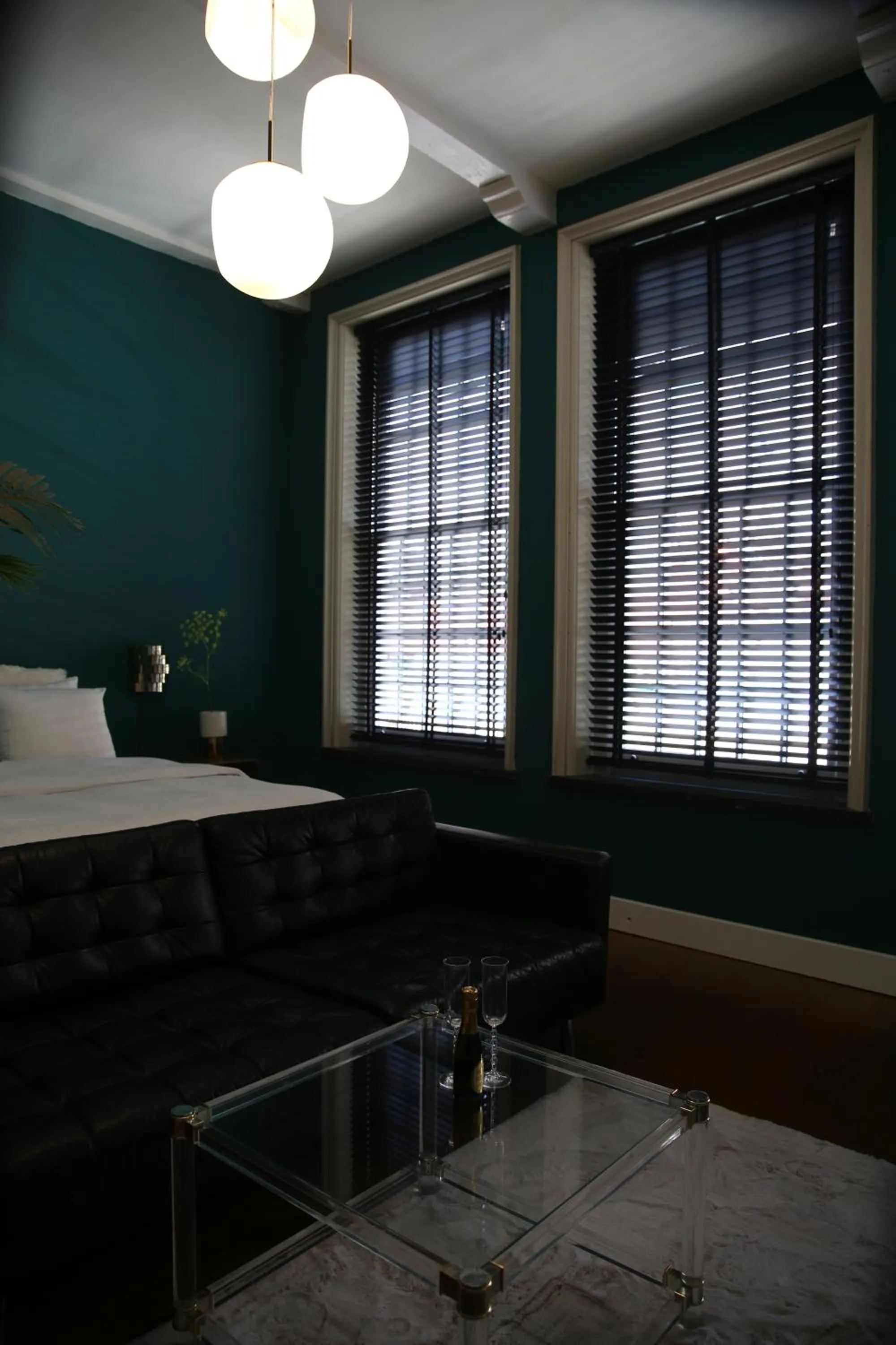 Living room, Bed in Philipse Suite