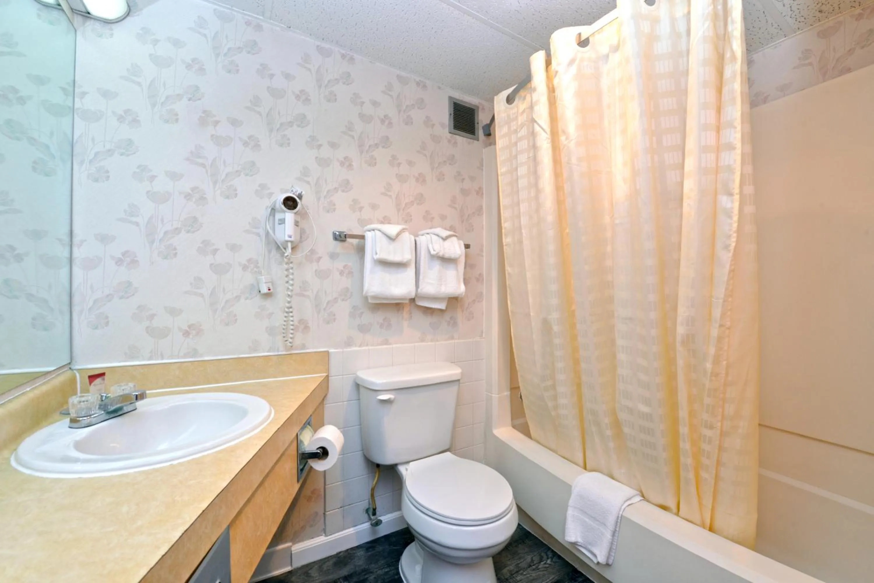 Bathroom in Country Garden & Suites
