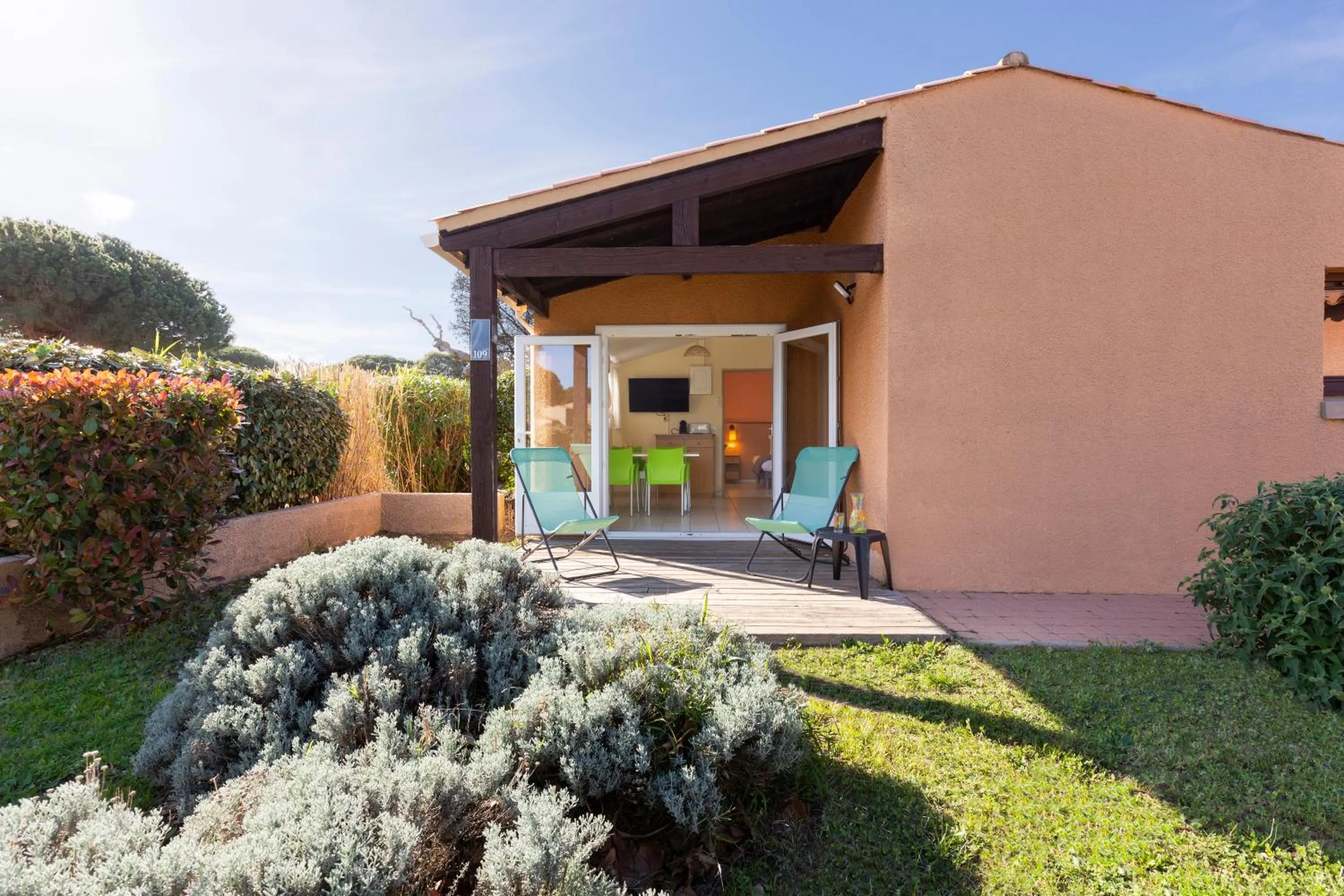 Photo of the whole room in SOWELL HÔTELS Les Jardins du Cap