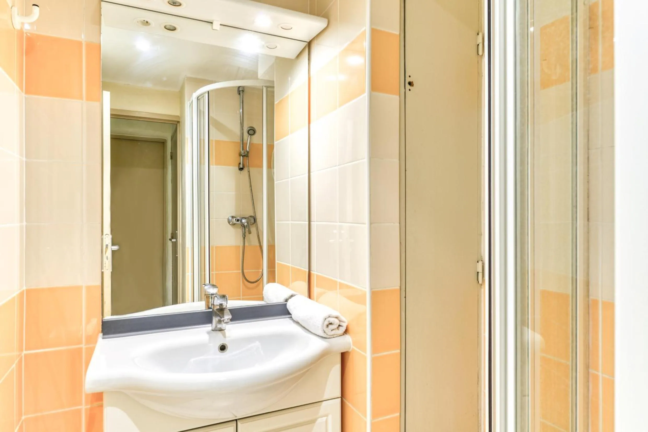 Bathroom in SOWELL HÔTELS Les Jardins du Cap