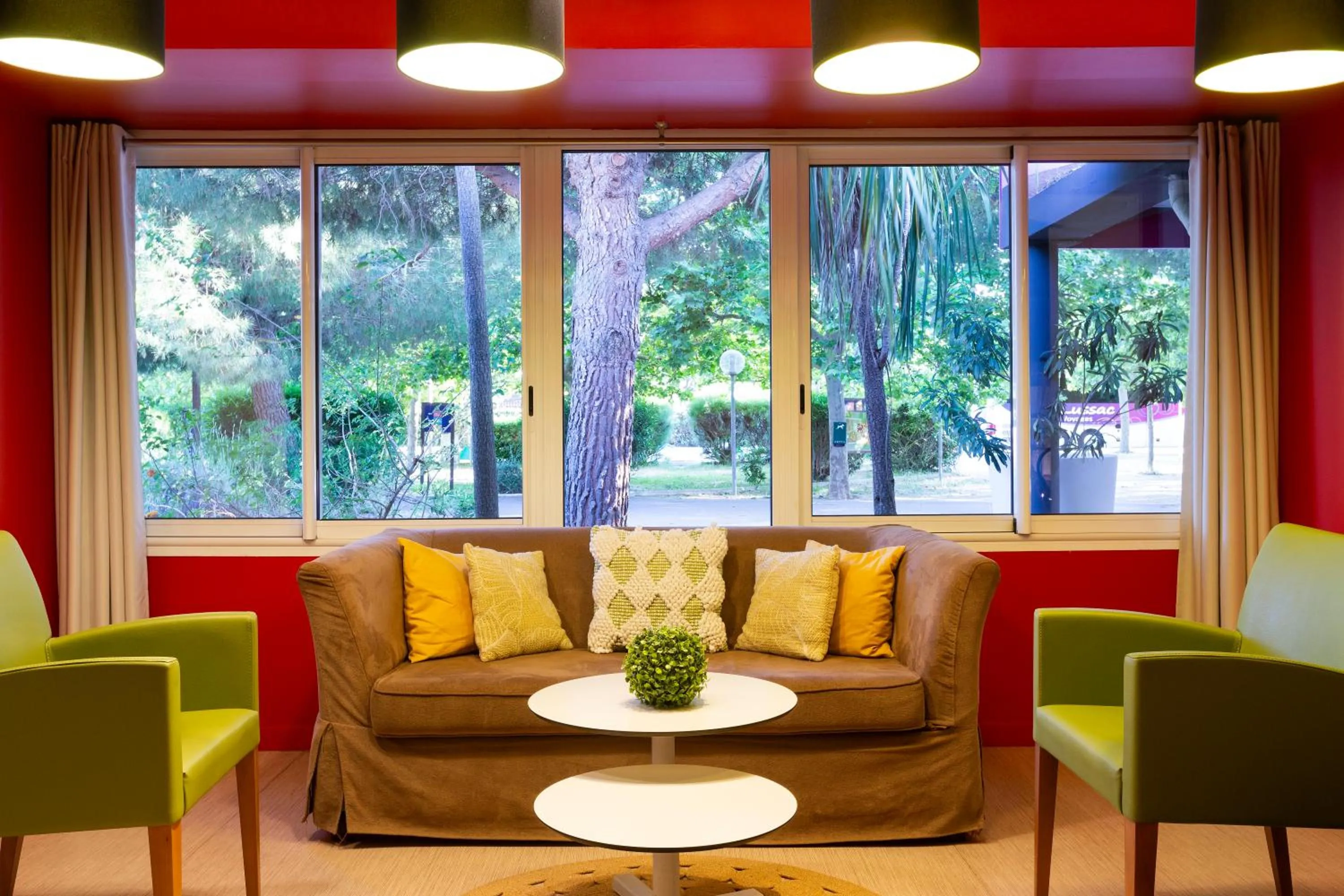 Lounge or bar in SOWELL HÔTELS Les Jardins du Cap