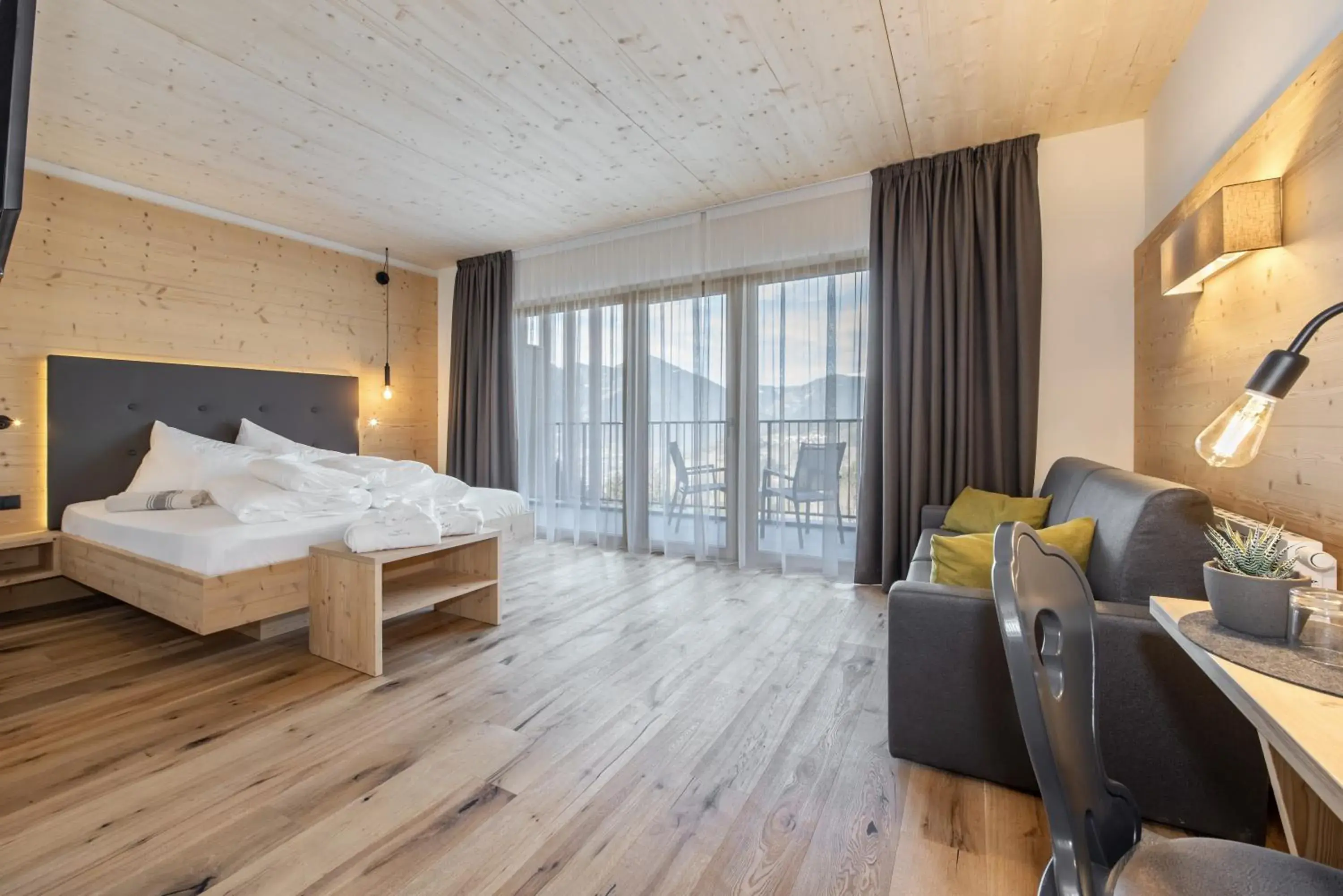 Deluxe Double Room with Balcony in Hotel Torgglerhof Deluxe Double Room with Balcony in Hotel Torgglerhof