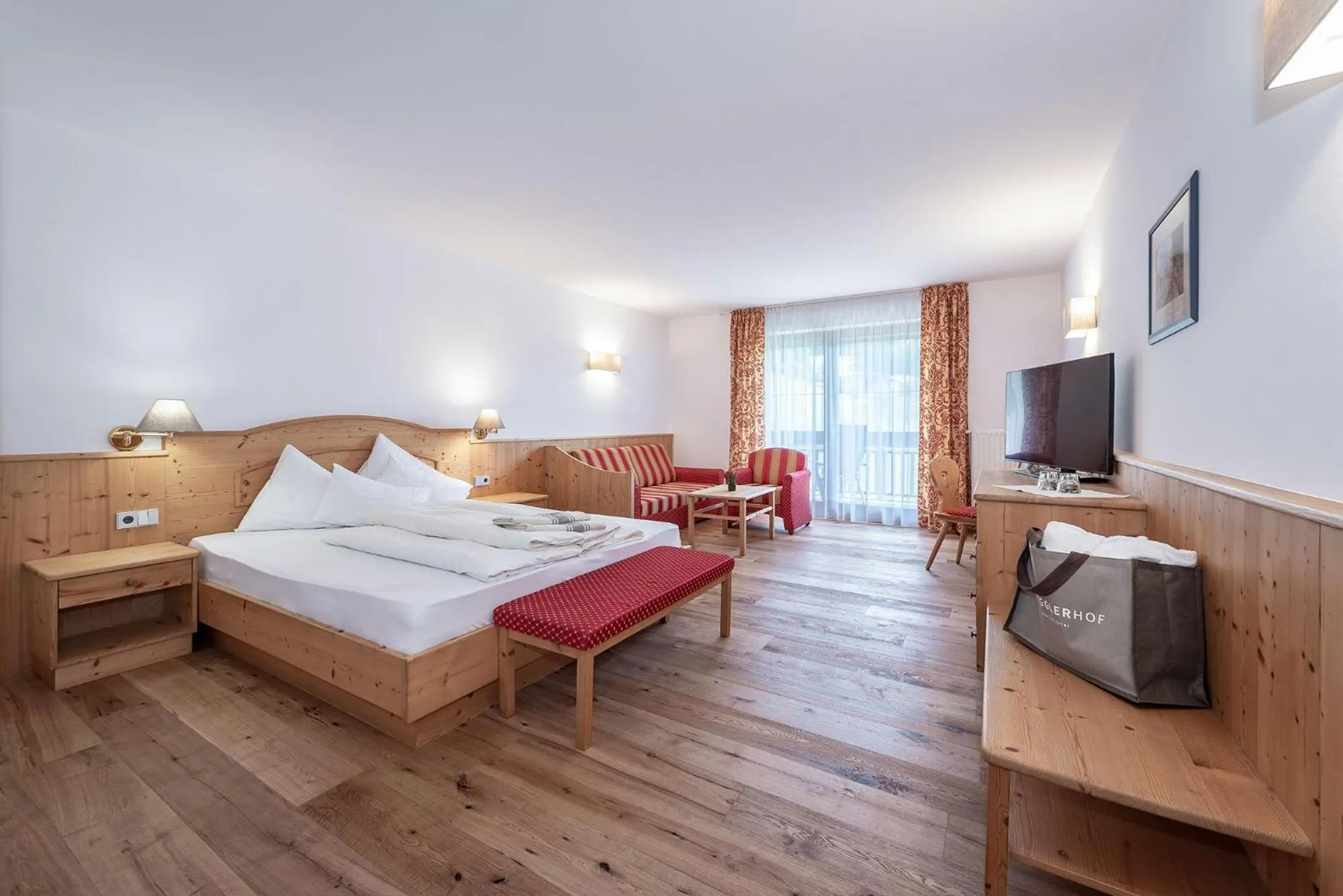 Communal lounge/ TV room, Bed in Hotel Torgglerhof