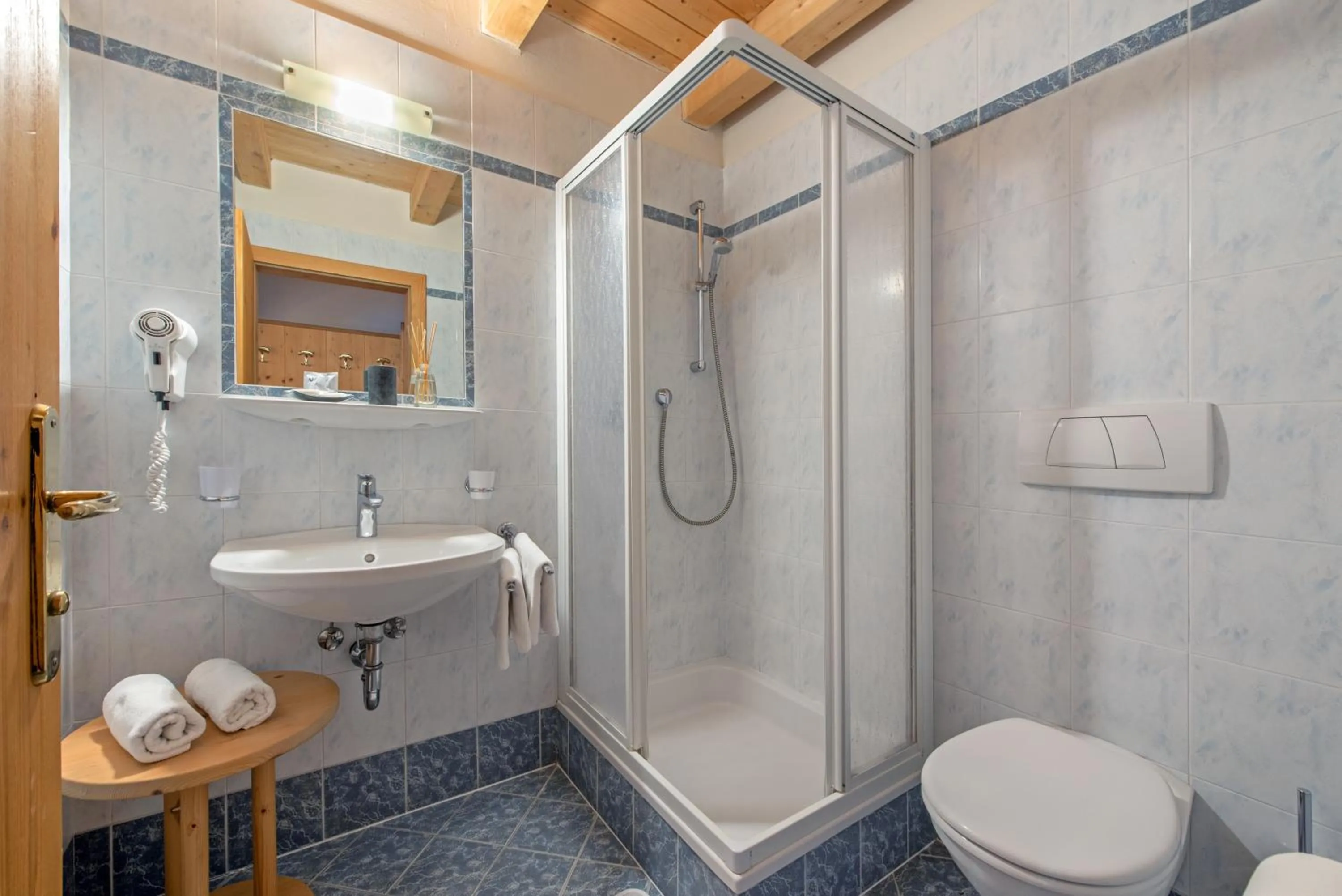 Shower in Hotel Torgglerhof