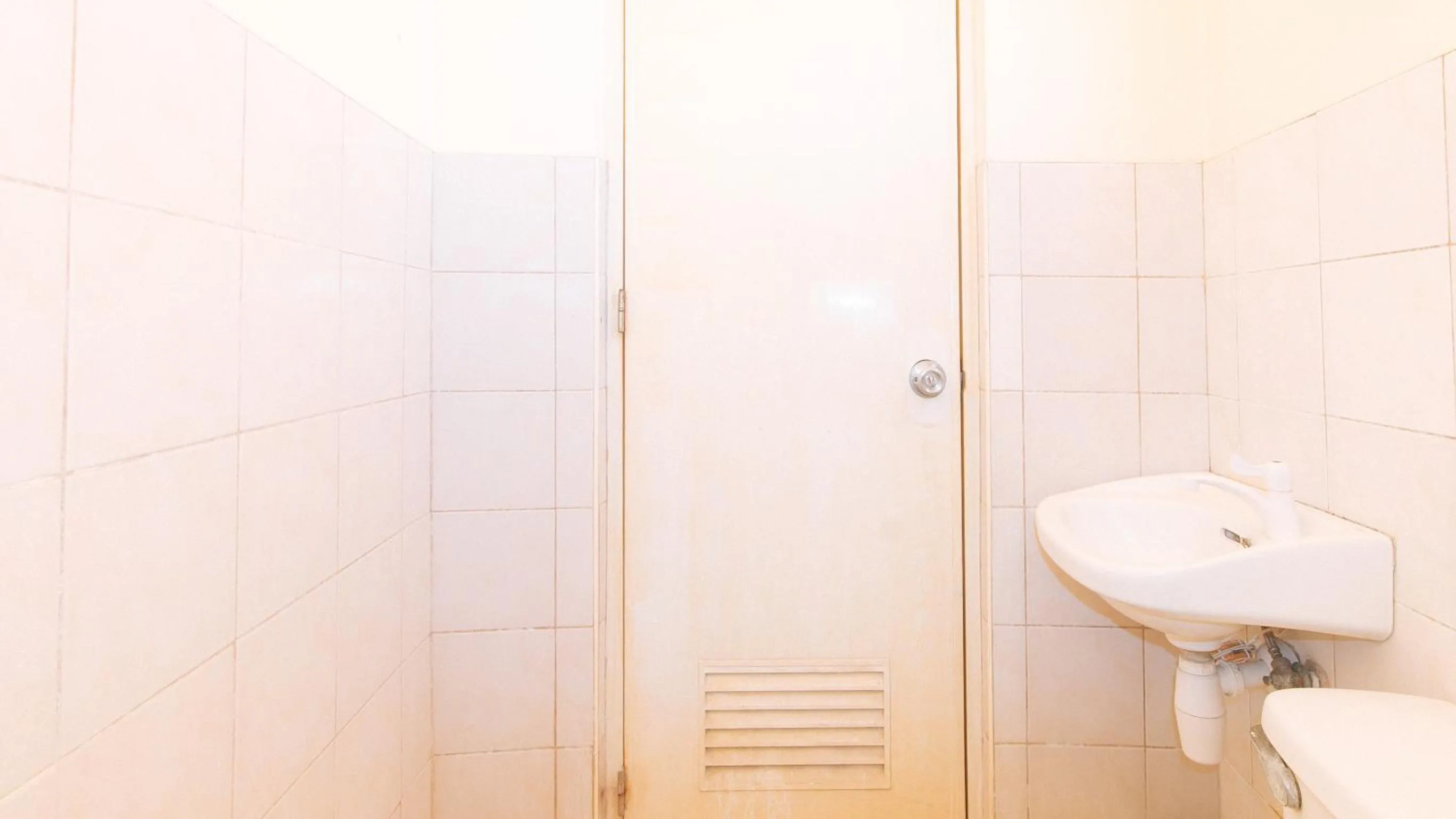 Shower in RedDoorz at Sir G Hotel D'Mall Boracay