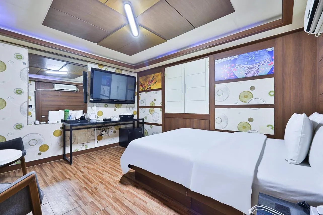 Bed in Picasso Motel