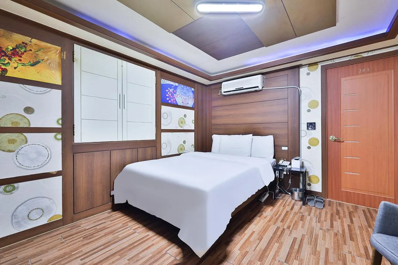 Bed in Picasso Motel