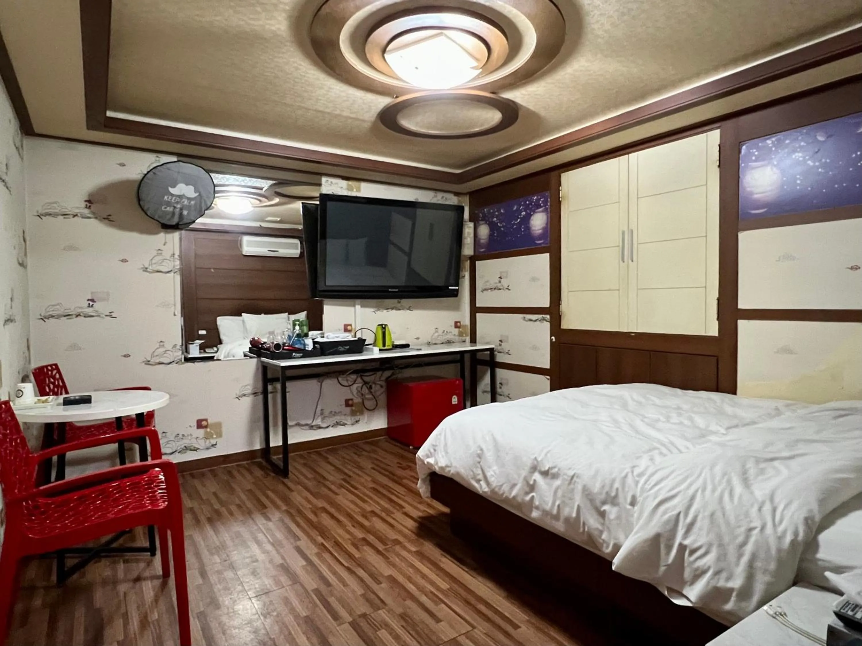 Bed in Picasso Motel