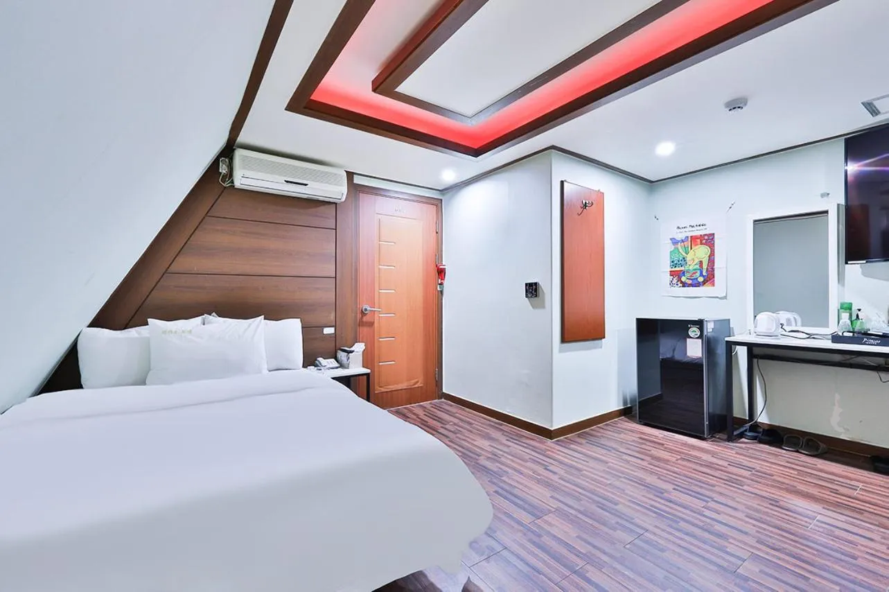 Bed in Picasso Motel