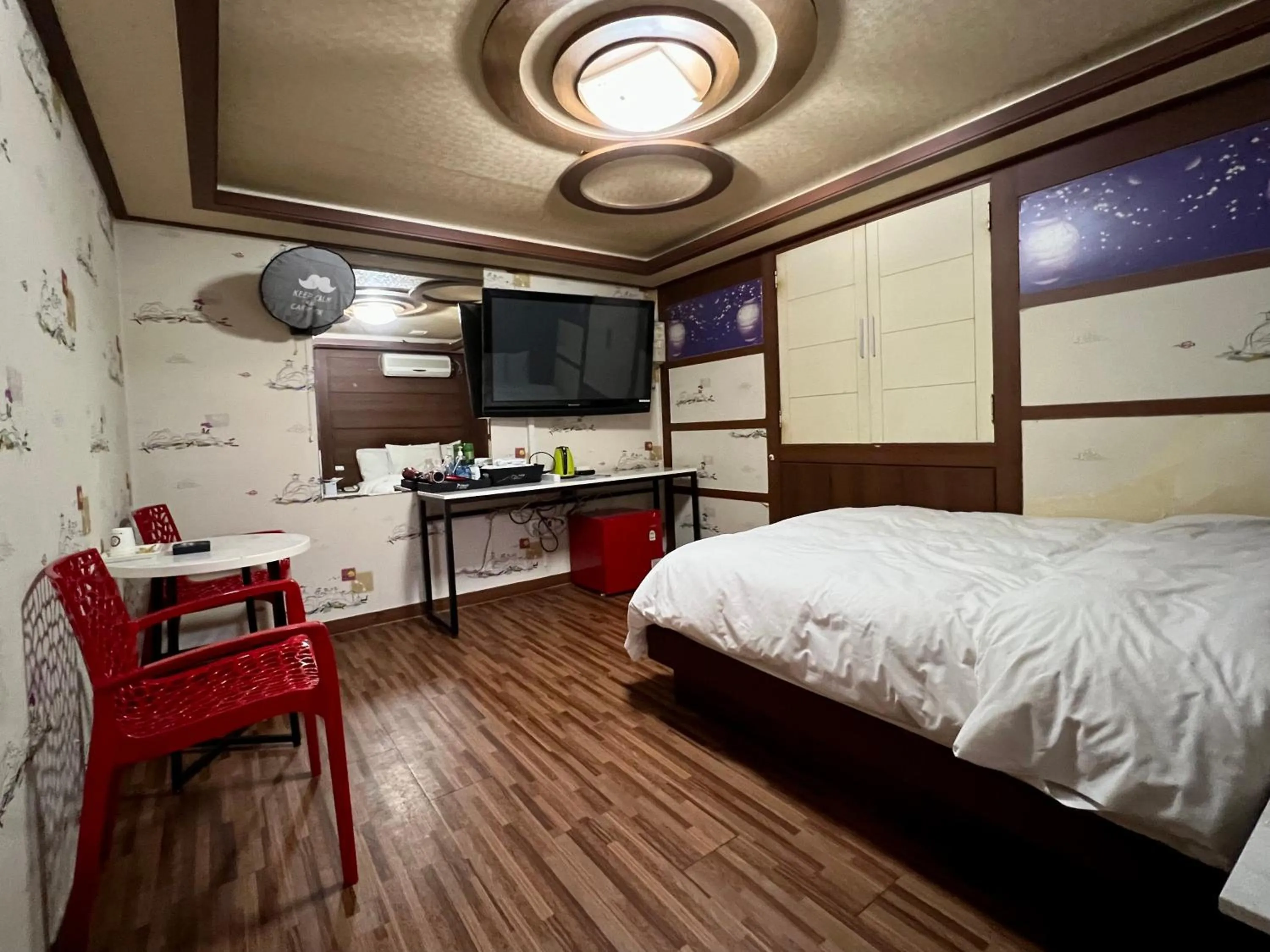 Bed in Picasso Motel