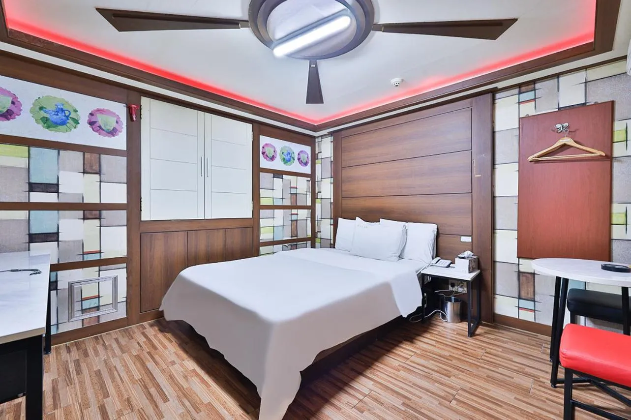 Bed in Picasso Motel