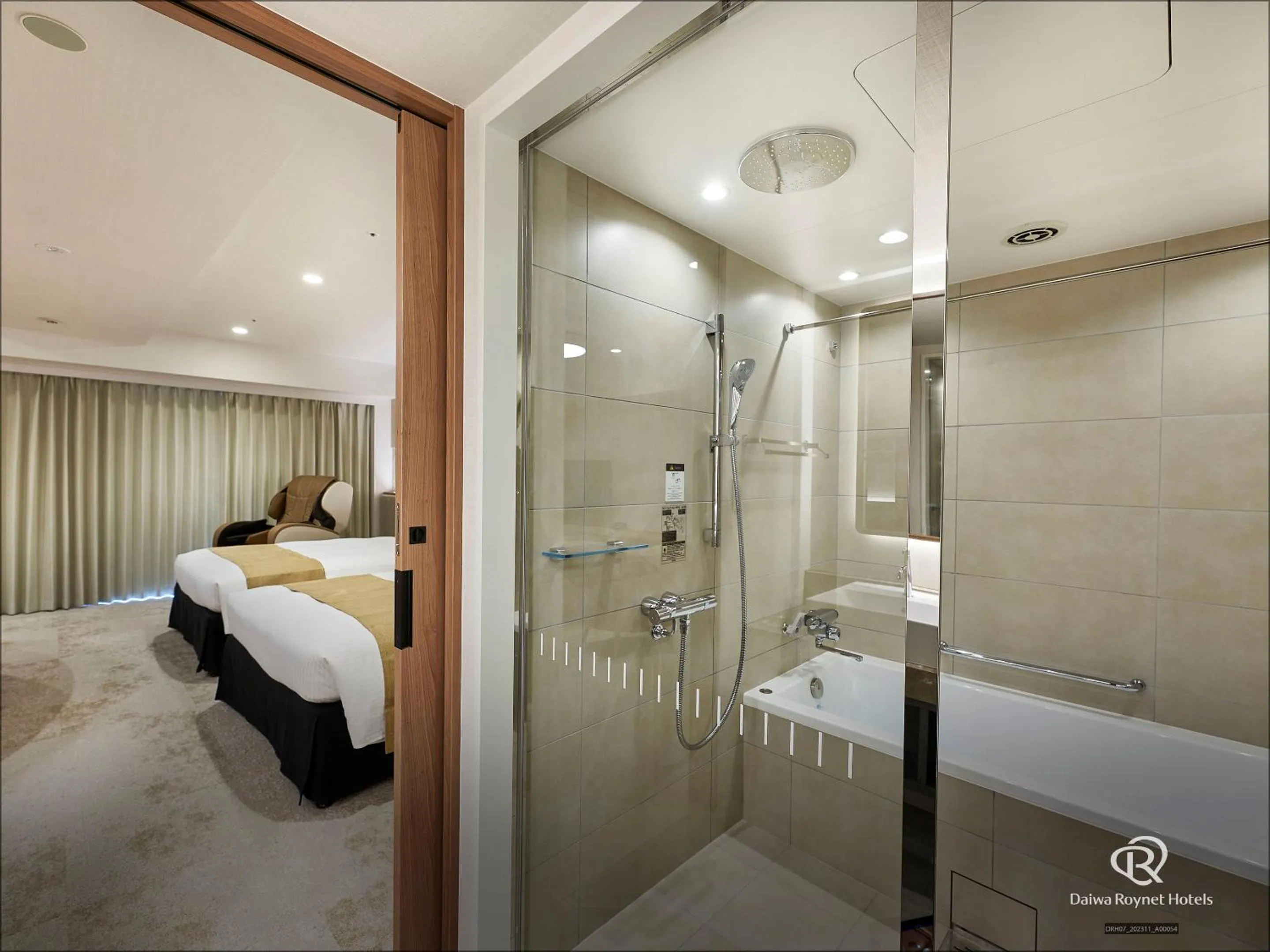Bathroom, Bed in Daiwa Roynet Hotel NAHA-OMOROMACHI PREMIER