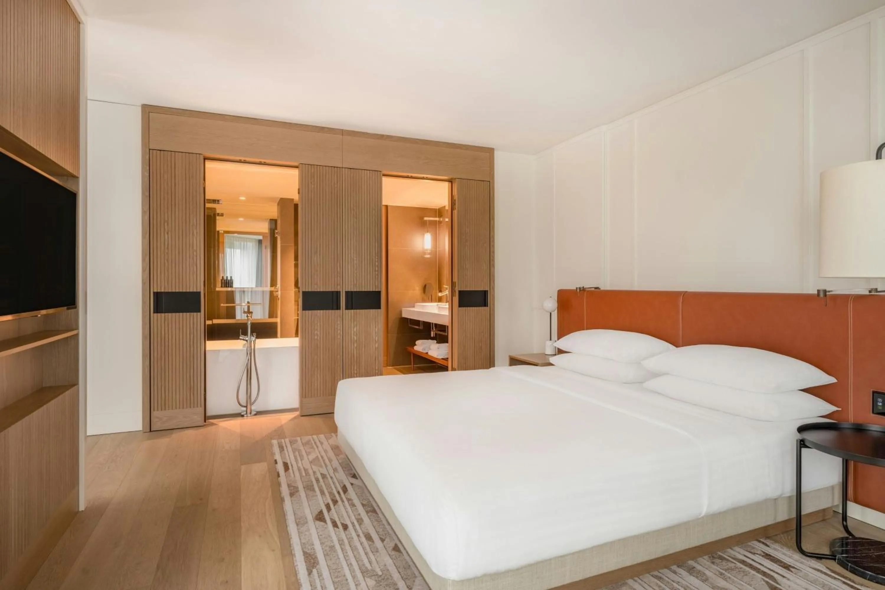 Bathroom, Bed in Munich Marriott Hotel City West