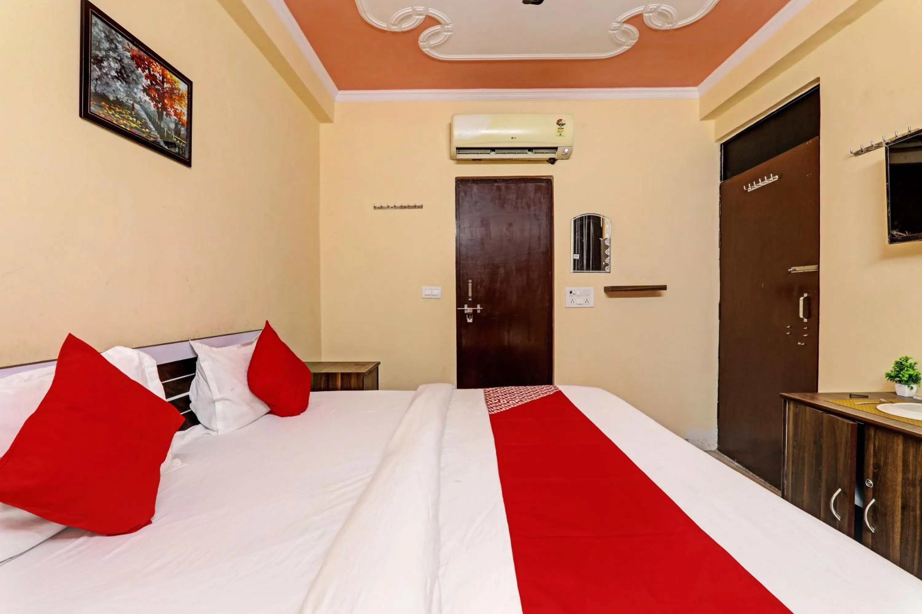 Bedroom in Hotel O Fort INN