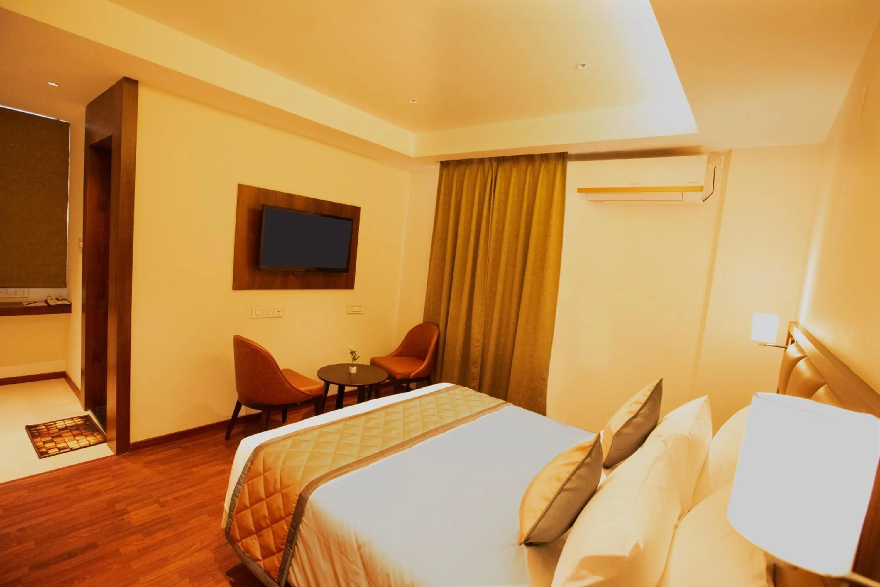 Bedroom, Bed in Golden Fortune Inn Hotel