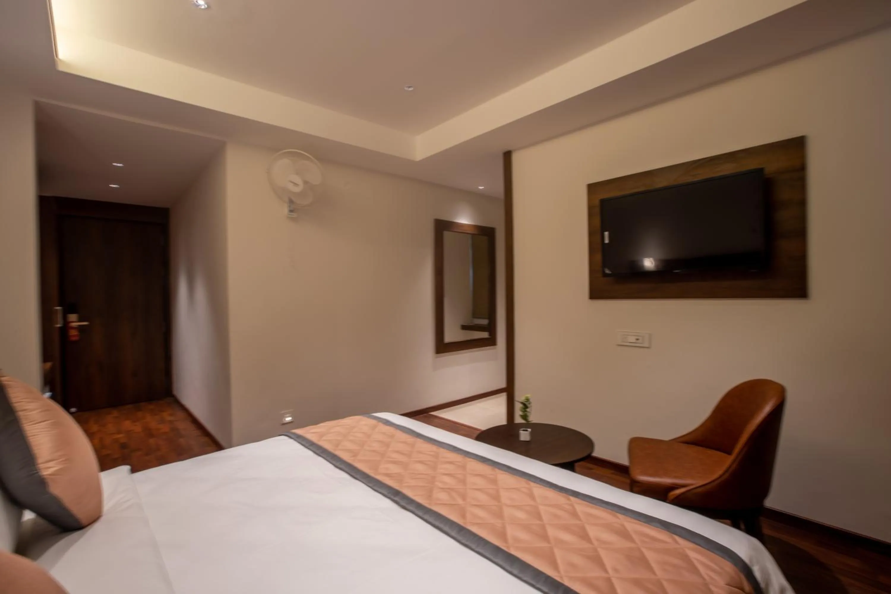 Living room, Bed in Golden Fortune Inn Hotel