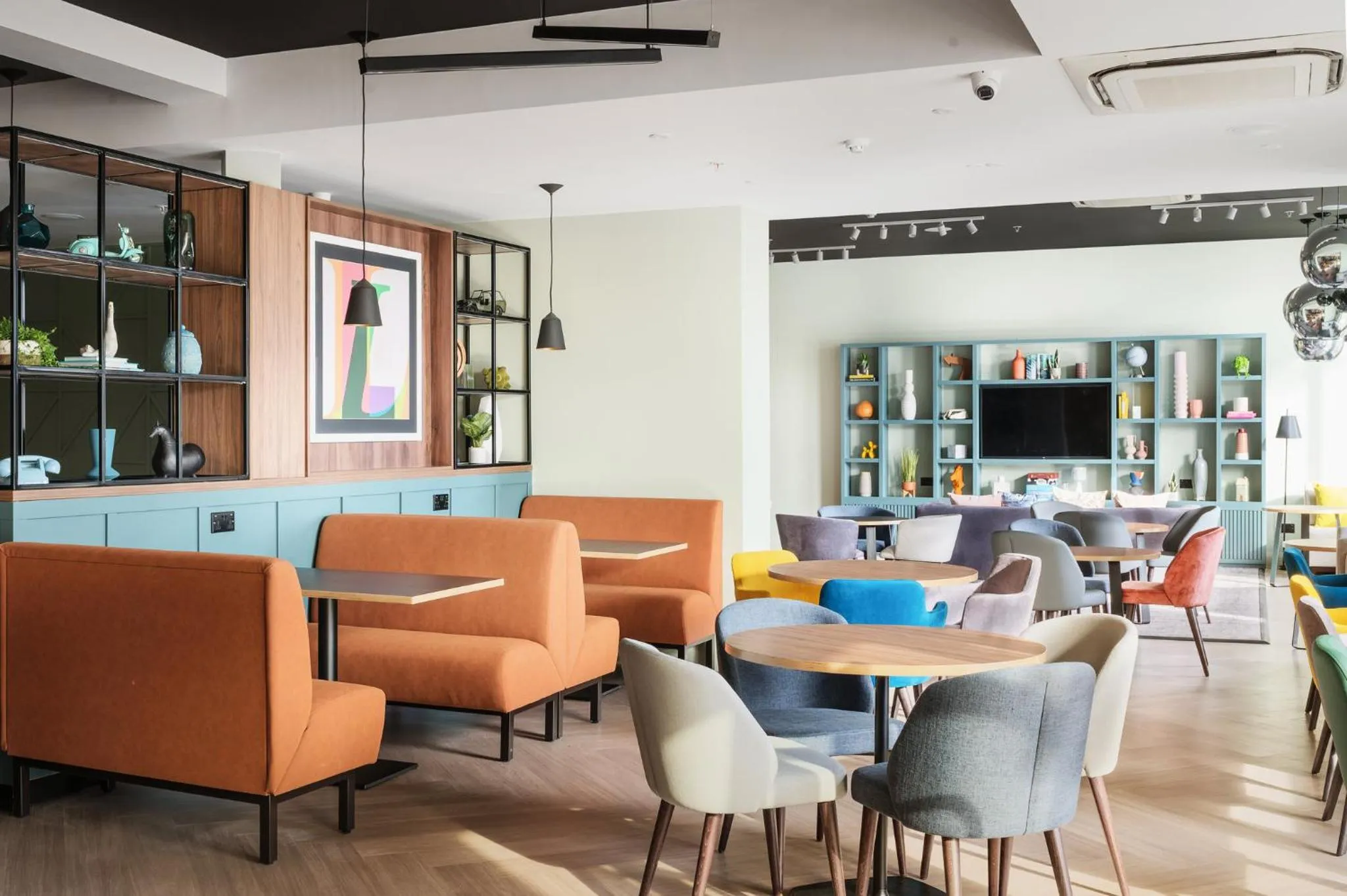 Lounge or bar in Holiday Inn Lincoln by IHG