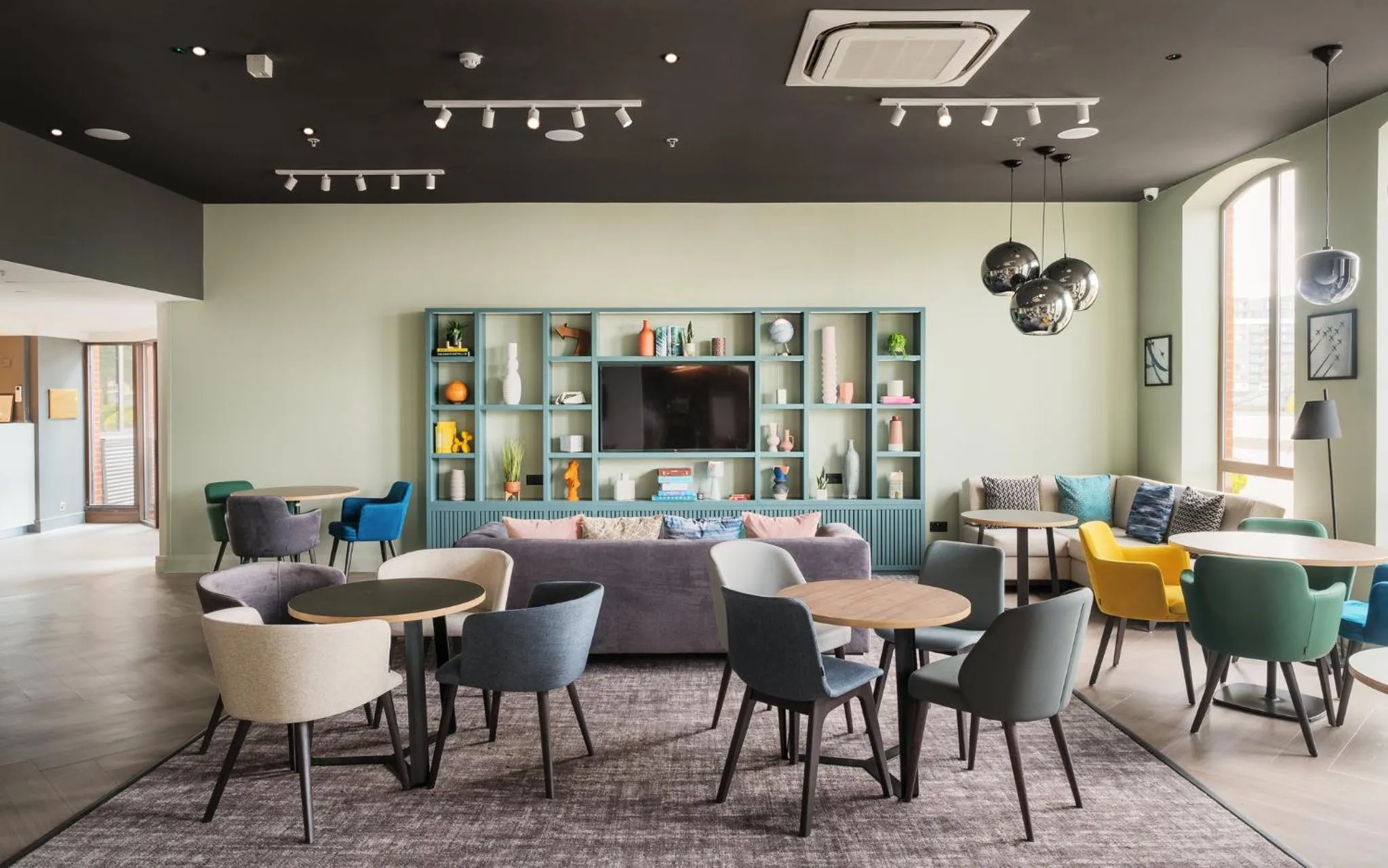 Property building in Holiday Inn Lincoln by IHG