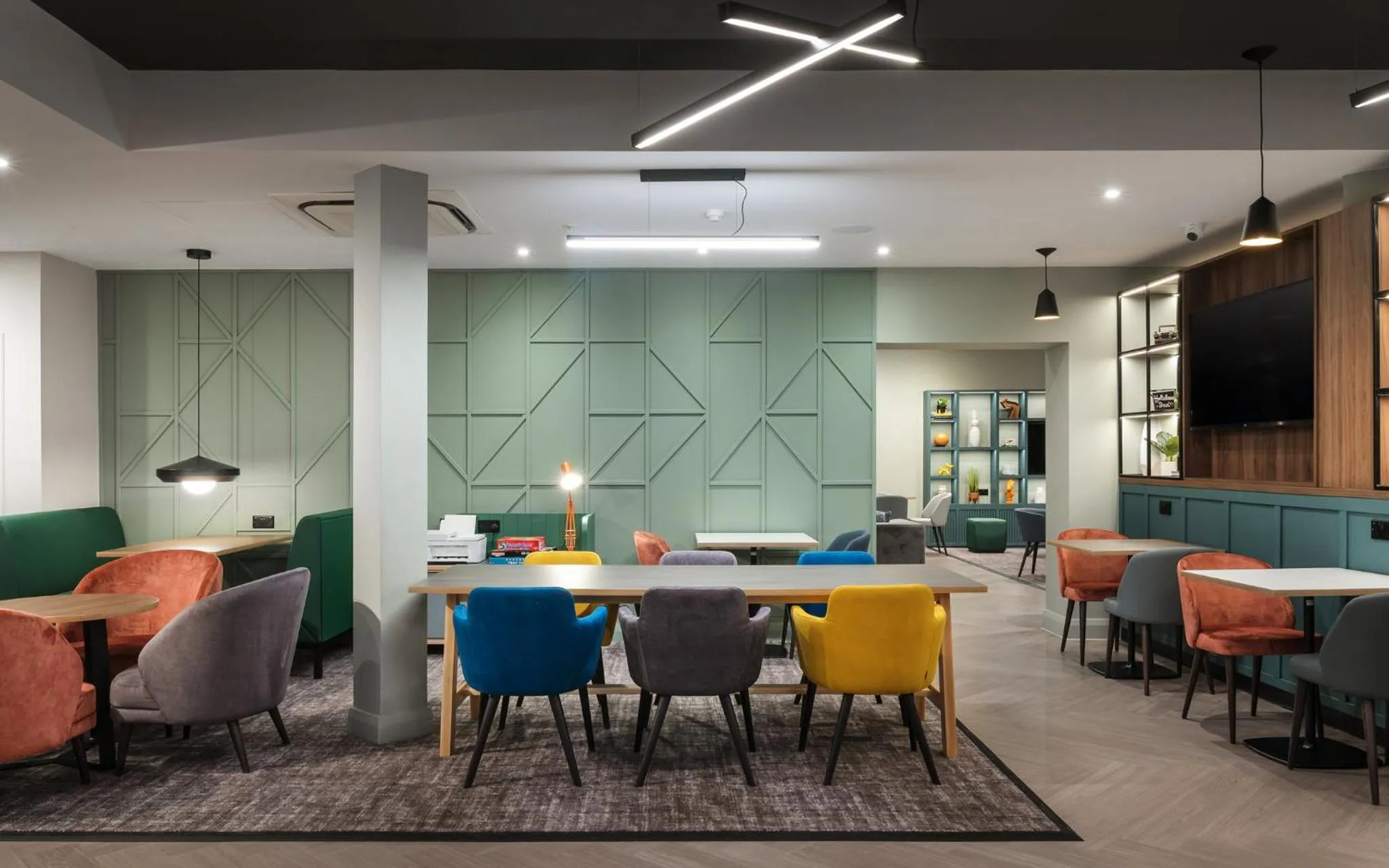 Lounge or bar in Holiday Inn Lincoln by IHG