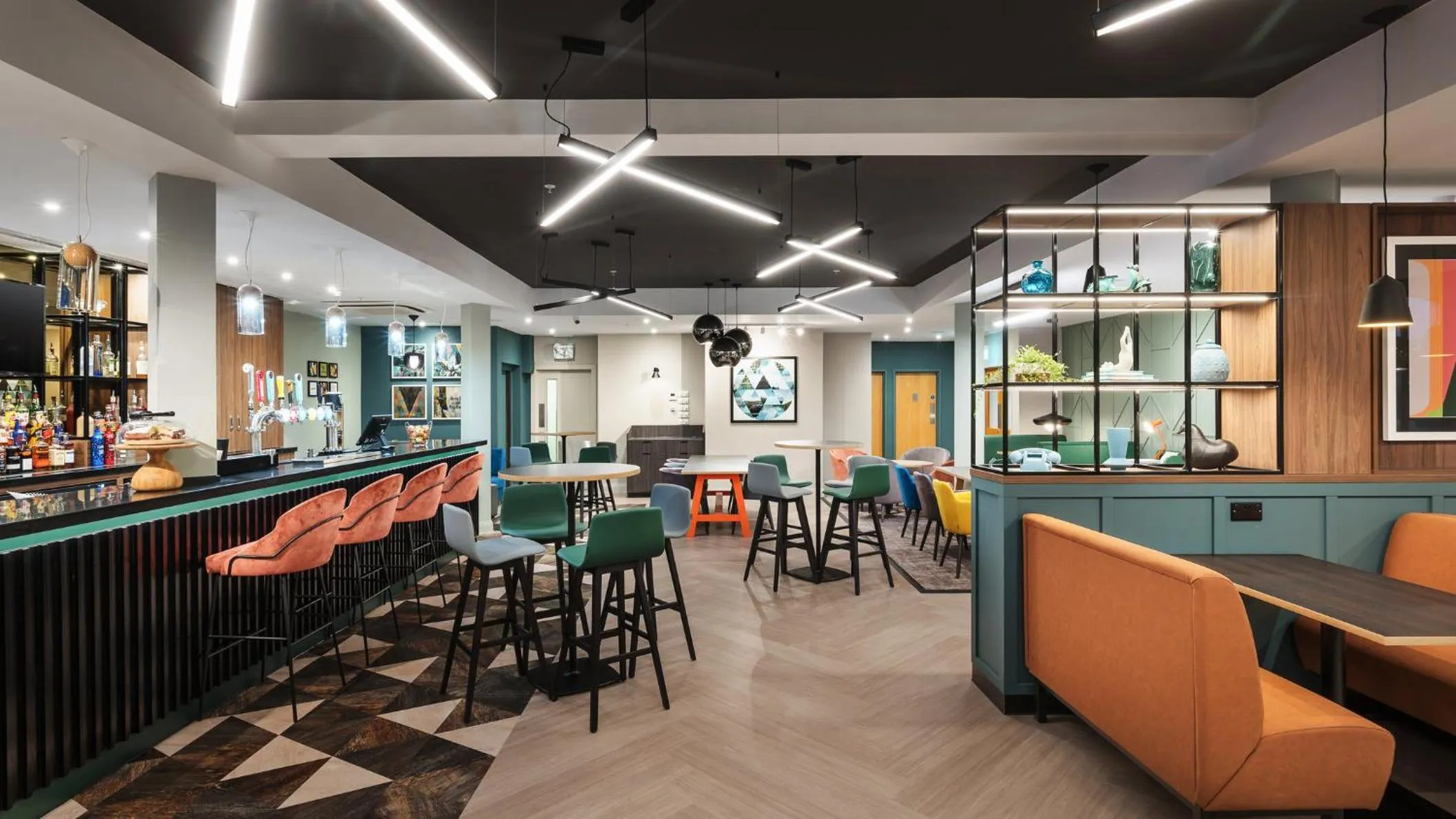 Lounge or bar in Holiday Inn Lincoln by IHG